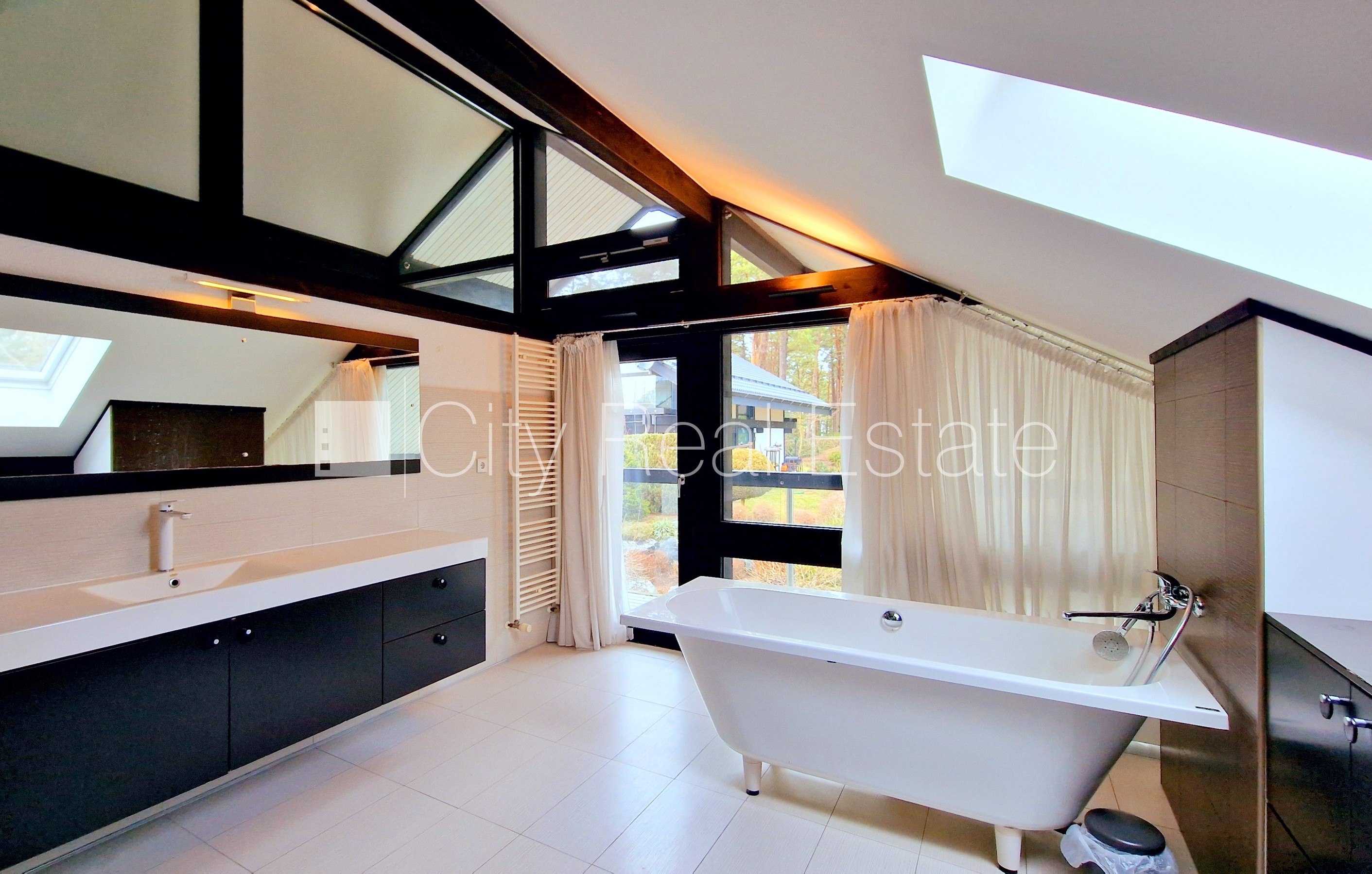 Объявление. Частный дом, новостройка, благоустроенная озеленённая территория, закрытая территория, въездные Цена: 785000 EUR Foto #17