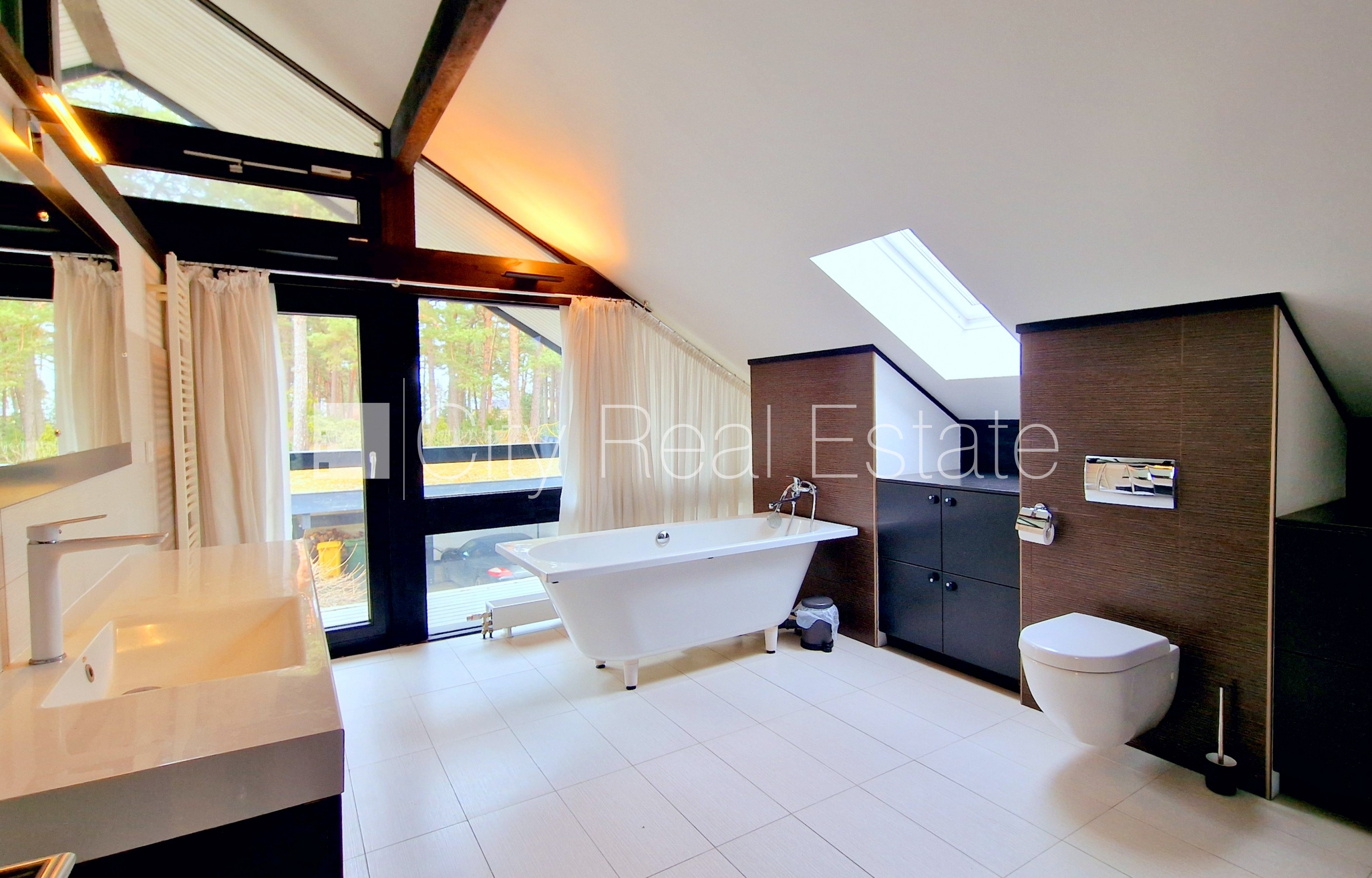 Объявление. Частный дом, новостройка, благоустроенная озеленённая территория, закрытая территория, въездные Цена: 785000 EUR Foto #16