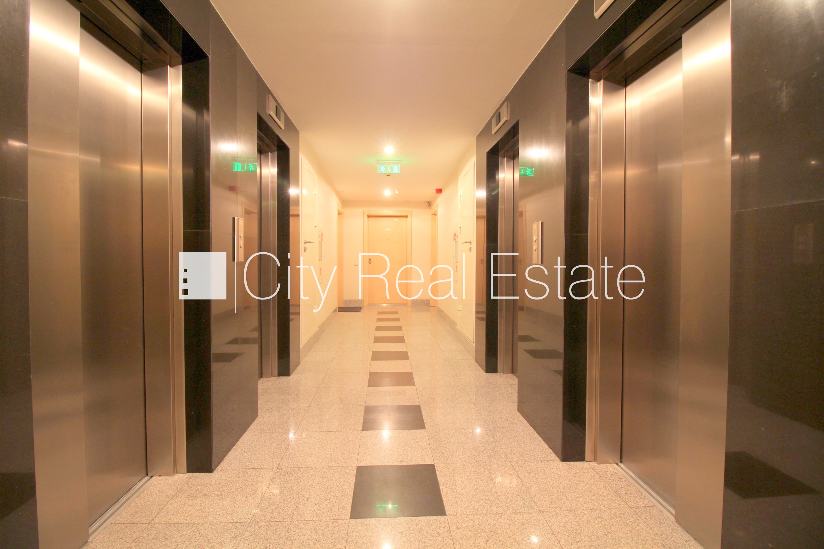 Sludinājumi. Jaunceltne, fasādes māja, labiekārtota apzaļumota teritorija, slēgta teritorija, garāžas vārti Cena: 650 EUR/mēn Foto #18