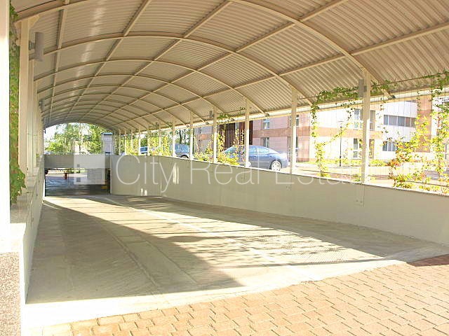 Sludinājumi. Jaunceltne, fasādes māja, labiekārtota apzaļumota teritorija, slēgta teritorija, garāžas vārti Cena: 650 EUR/mēn Foto #22