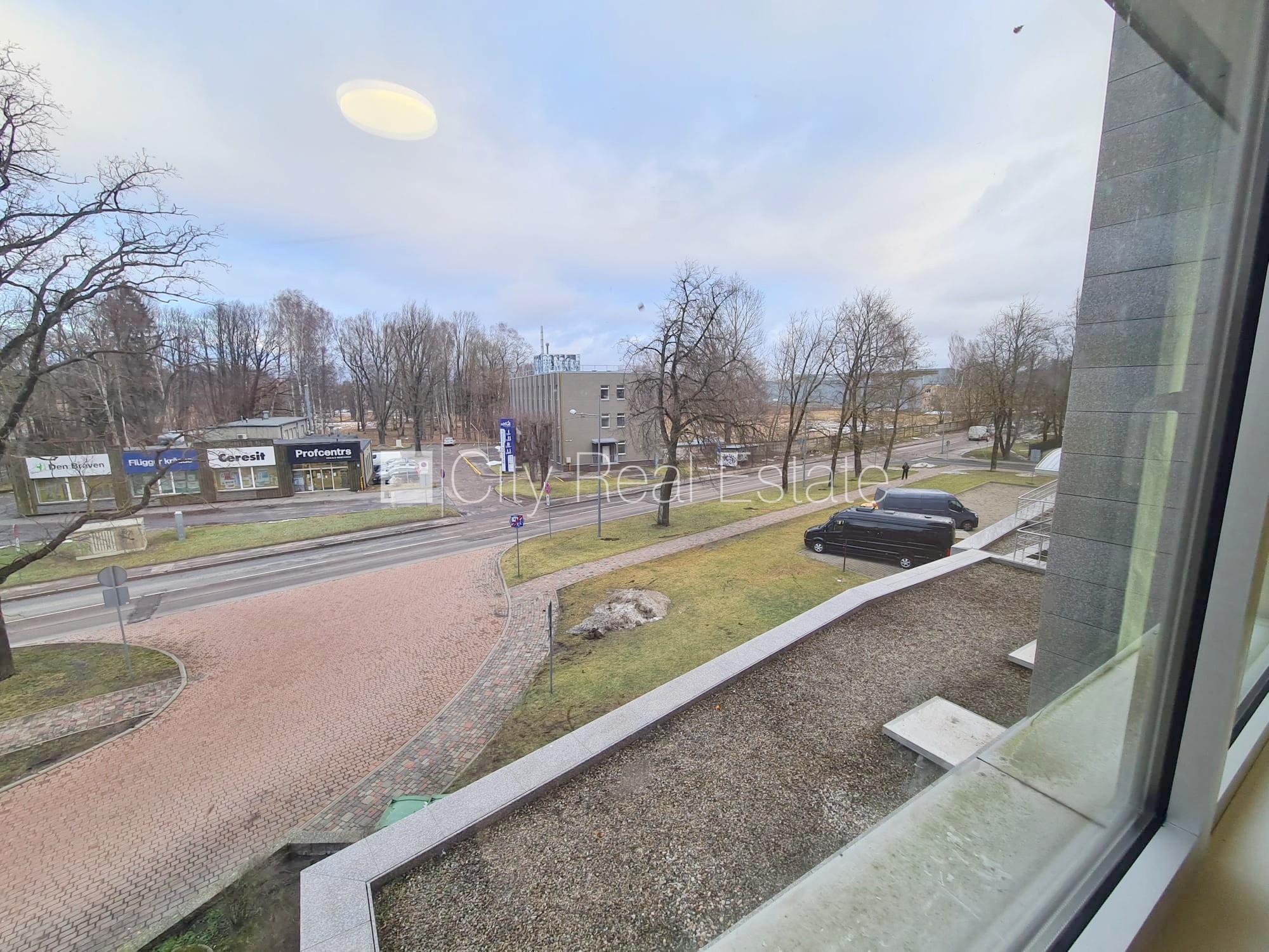 Sludinājumi. Jaunceltne, fasādes māja, labiekārtota apzaļumota teritorija, slēgta teritorija, garāžas vārti Cena: 650 EUR/mēn Foto #13