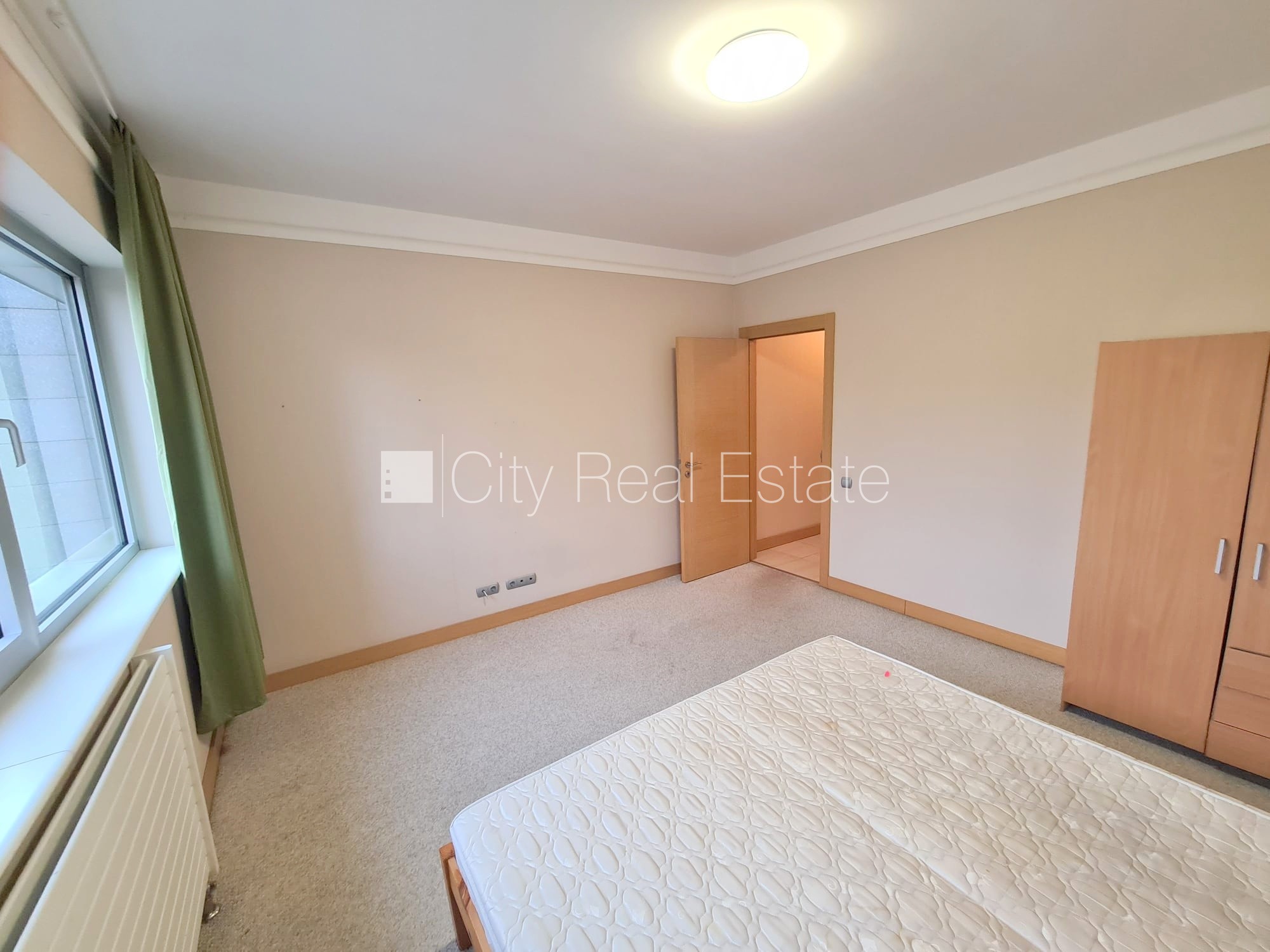 Sludinājumi. Jaunceltne, fasādes māja, labiekārtota apzaļumota teritorija, slēgta teritorija, garāžas vārti Cena: 650 EUR/mēn Foto #10