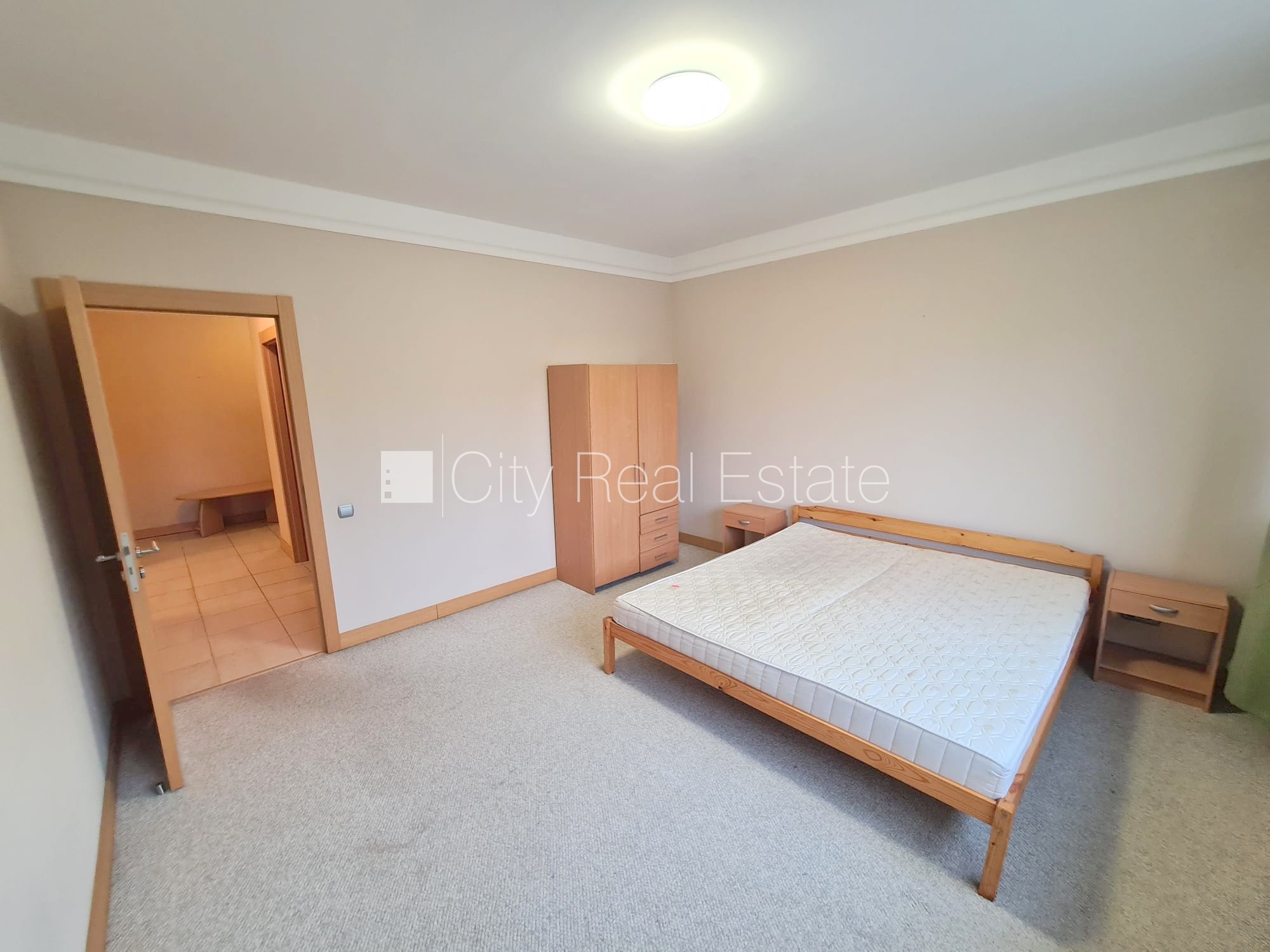 Sludinājumi. Jaunceltne, fasādes māja, labiekārtota apzaļumota teritorija, slēgta teritorija, garāžas vārti Cena: 650 EUR/mēn Foto #11