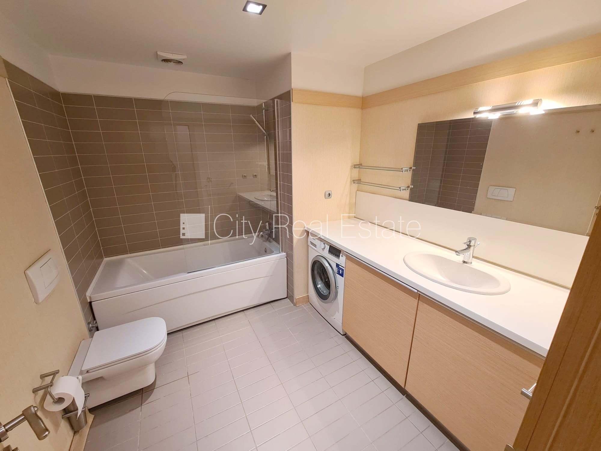 Sludinājumi. Jaunceltne, fasādes māja, labiekārtota apzaļumota teritorija, slēgta teritorija, garāžas vārti Cena: 650 EUR/mēn Foto #16