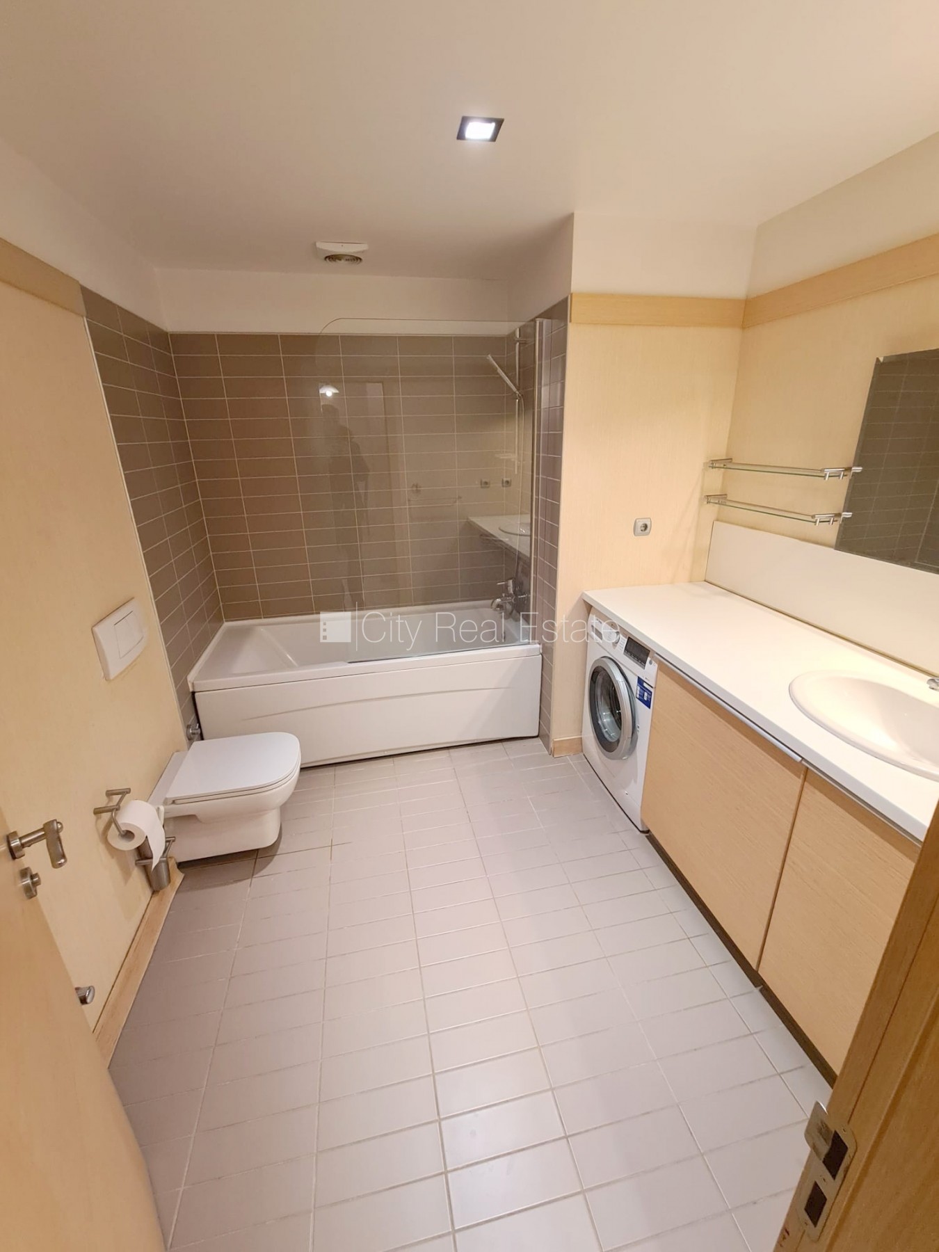 Sludinājumi. Jaunceltne, fasādes māja, labiekārtota apzaļumota teritorija, slēgta teritorija, garāžas vārti Cena: 650 EUR/mēn Foto #15