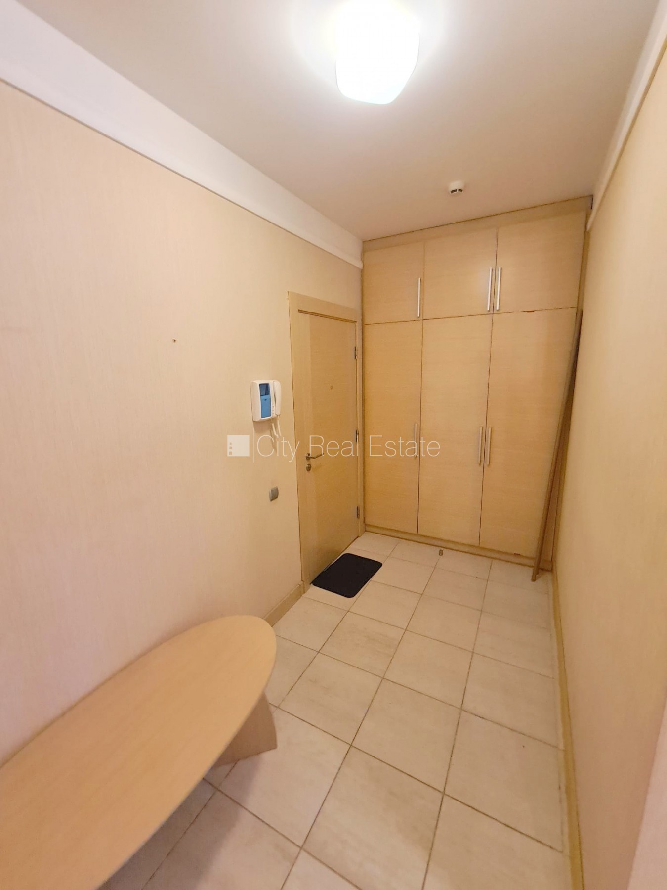 Sludinājumi. Jaunceltne, fasādes māja, labiekārtota apzaļumota teritorija, slēgta teritorija, garāžas vārti Cena: 650 EUR/mēn Foto #14