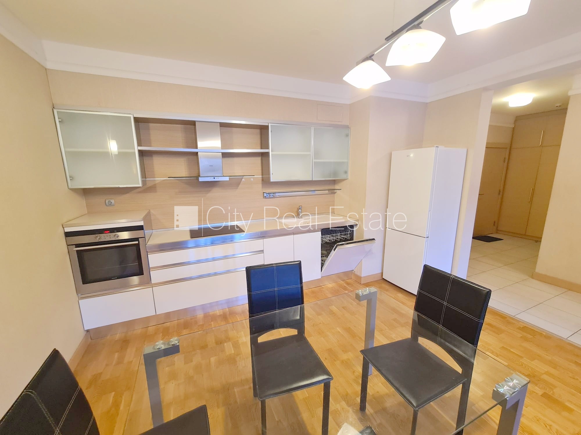 Sludinājumi. Jaunceltne, fasādes māja, labiekārtota apzaļumota teritorija, slēgta teritorija, garāžas vārti Cena: 650 EUR/mēn Foto #8