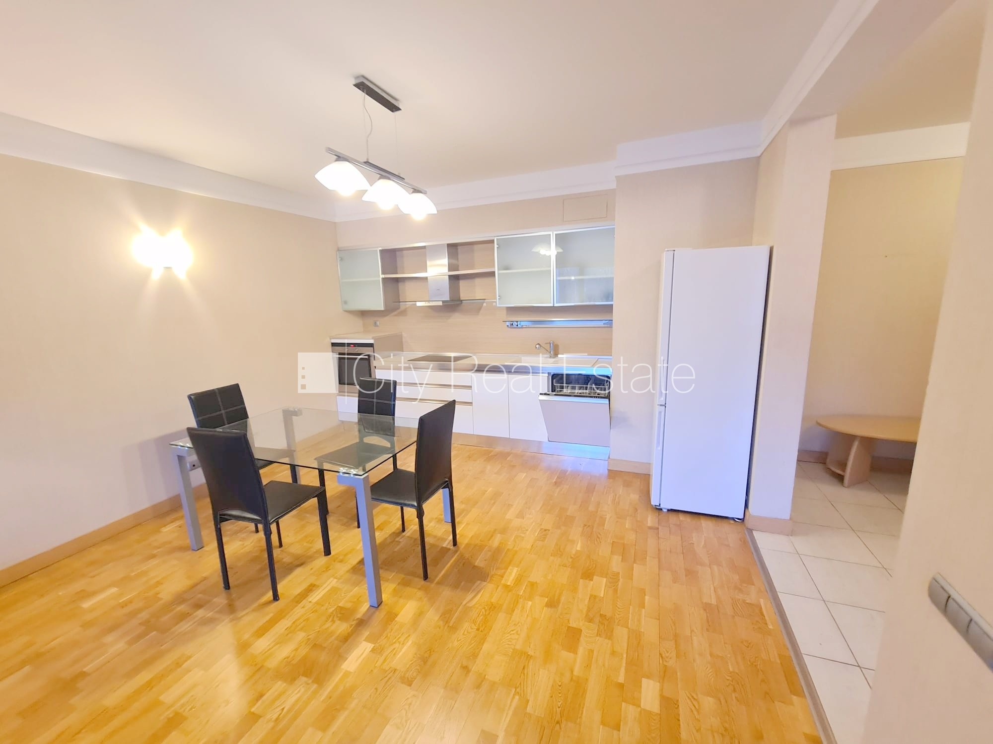 Sludinājumi. Jaunceltne, fasādes māja, labiekārtota apzaļumota teritorija, slēgta teritorija, garāžas vārti Cena: 650 EUR/mēn Foto #7