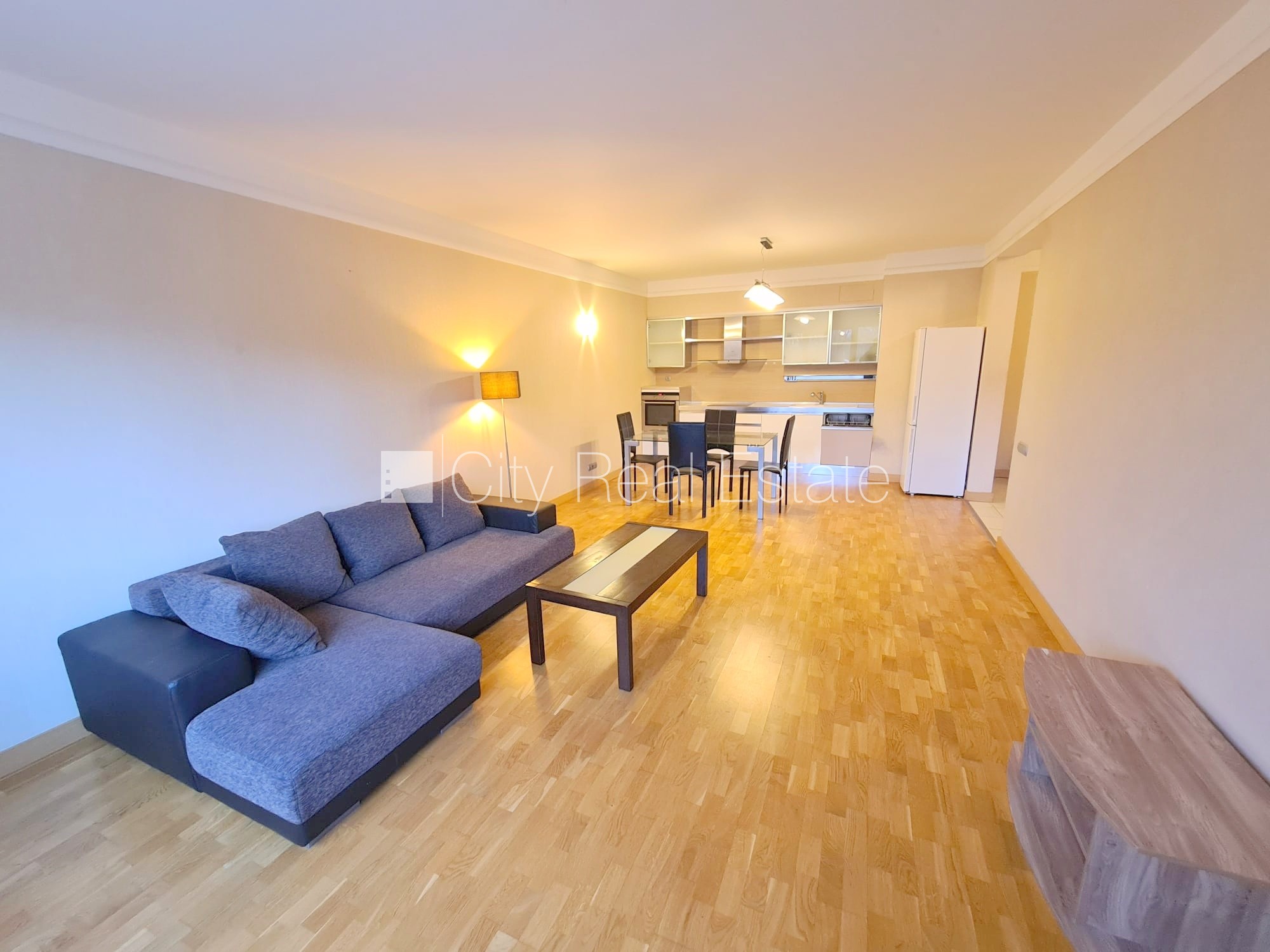 Sludinājumi. Jaunceltne, fasādes māja, labiekārtota apzaļumota teritorija, slēgta teritorija, garāžas vārti Cena: 650 EUR/mēn Foto #5