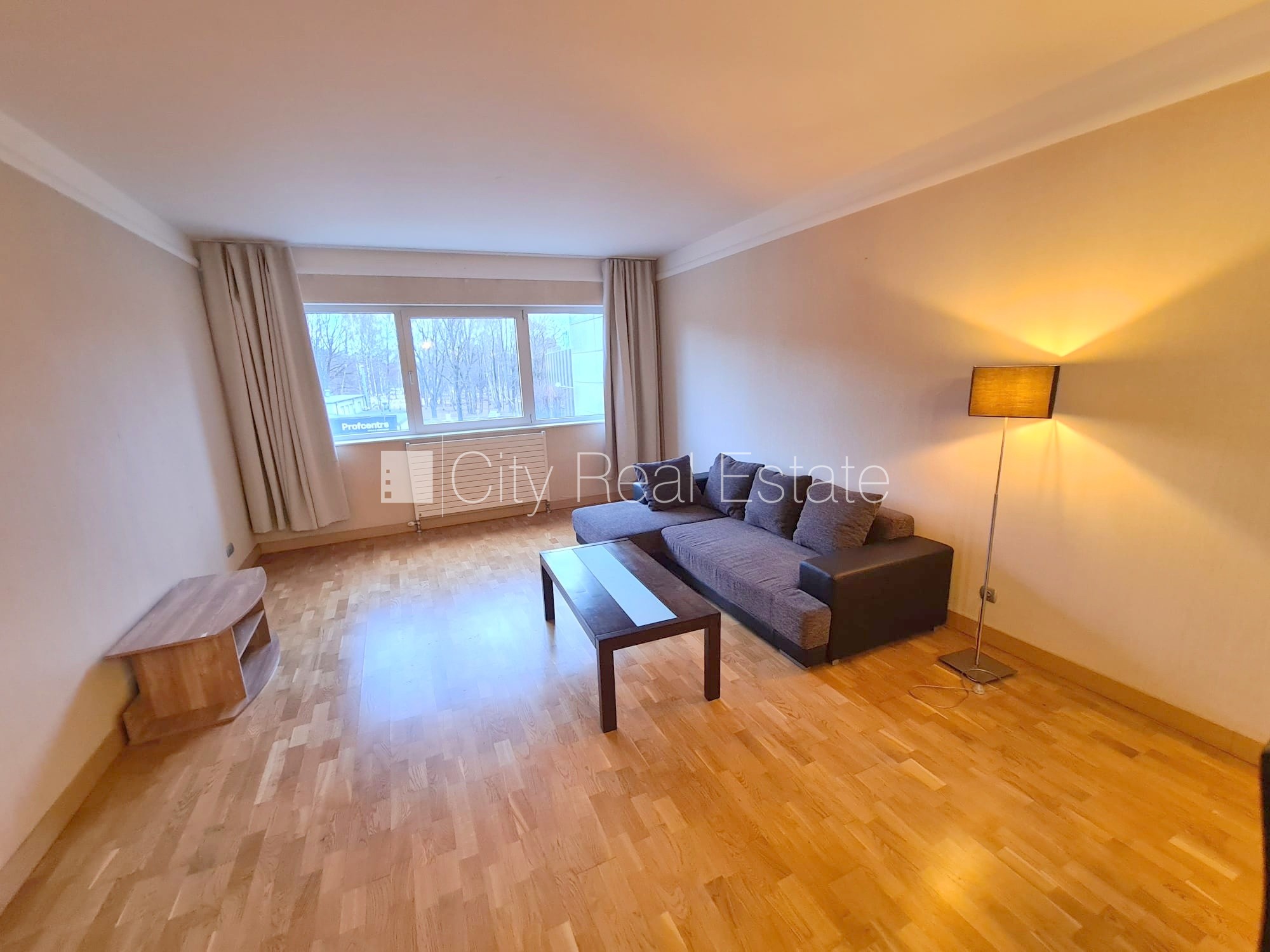 Sludinājumi. Jaunceltne, fasādes māja, labiekārtota apzaļumota teritorija, slēgta teritorija, garāžas vārti Cena: 650 EUR/mēn Foto #3