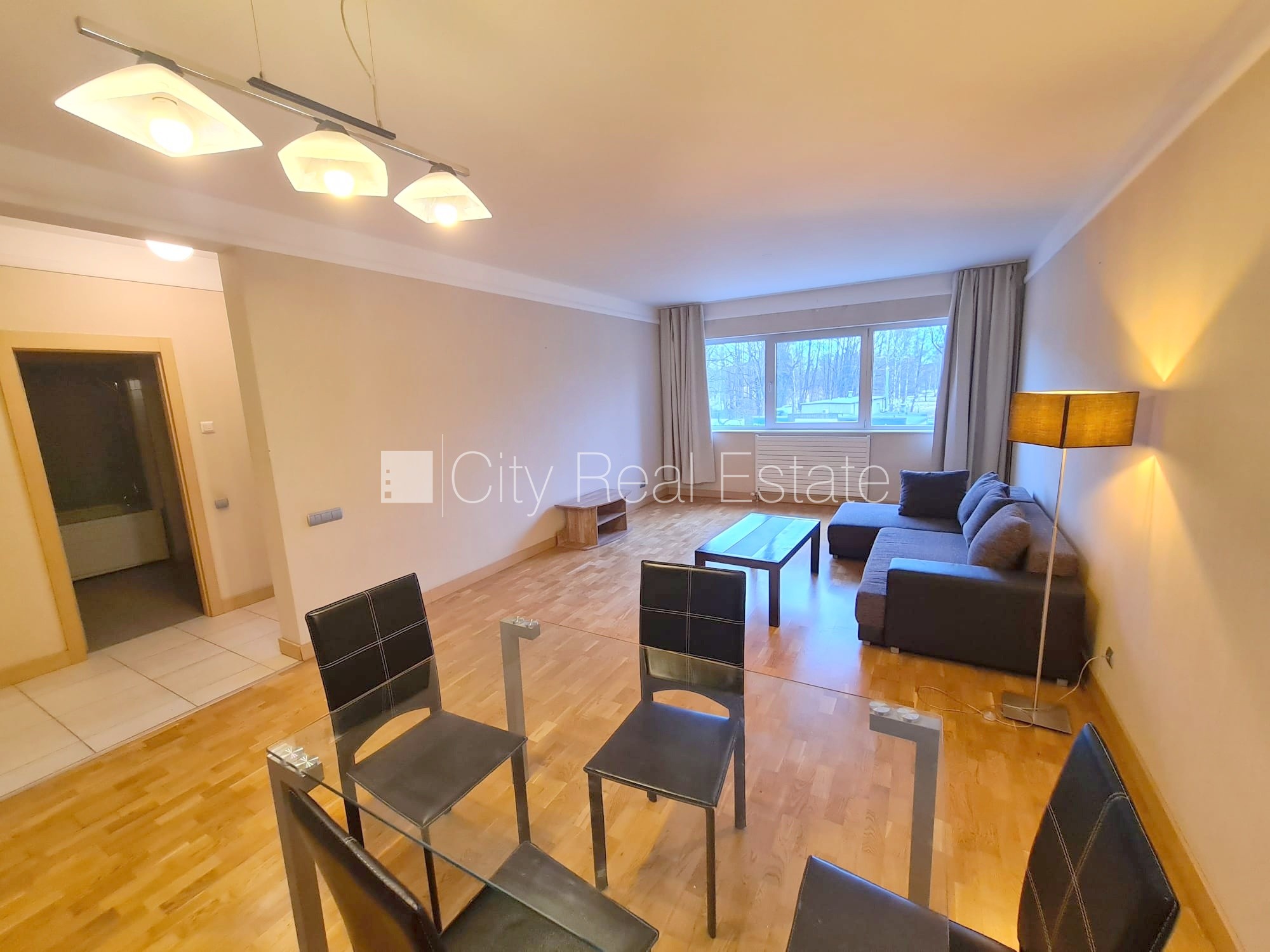 Sludinājumi. Jaunceltne, fasādes māja, labiekārtota apzaļumota teritorija, slēgta teritorija, garāžas vārti Cena: 650 EUR/mēn Foto #2