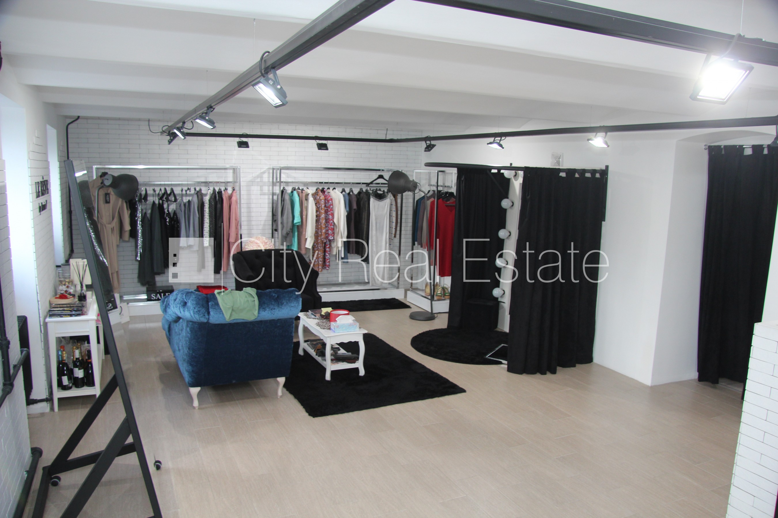 Sludinājumi. Pagalma māja, fasādes māja, dzīvokļu skaits ēkā  30 gab., metāla jumta segums, ķieģeļu mūra sienas, Cena: 3.7e+06 EUR Foto #3