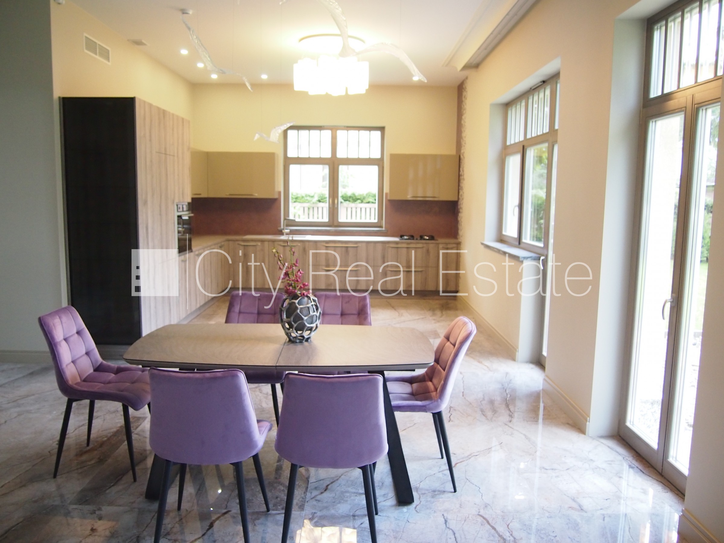 Sludinājumi. Privātmāja, labiekārtots apzaļumots pagalms, garāža vienai automašīnai, terase, guļamistabu skaits Cena: 7950 EUR/mēn Foto #3