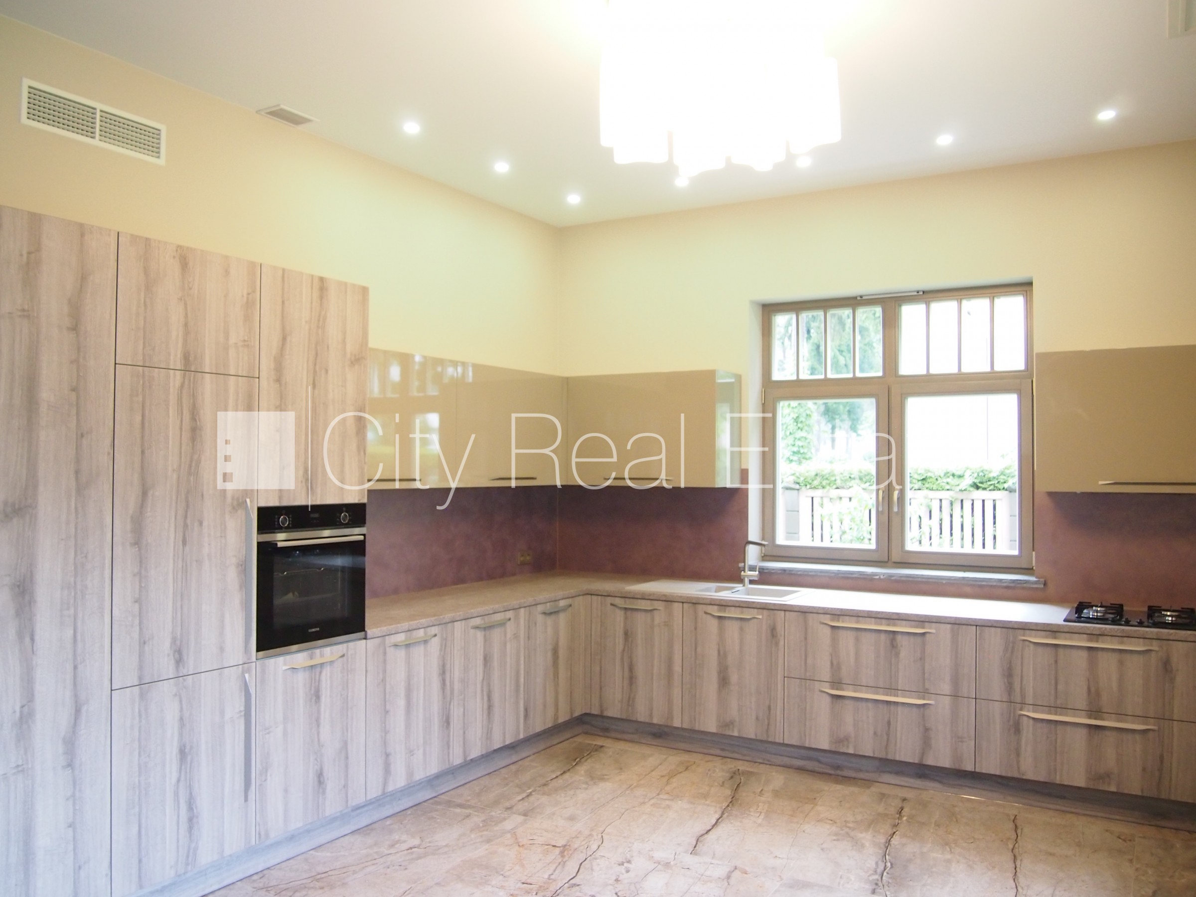 Sludinājumi. Privātmāja, labiekārtots apzaļumots pagalms, garāža vienai automašīnai, terase, guļamistabu skaits Cena: 7950 EUR/mēn Foto #4