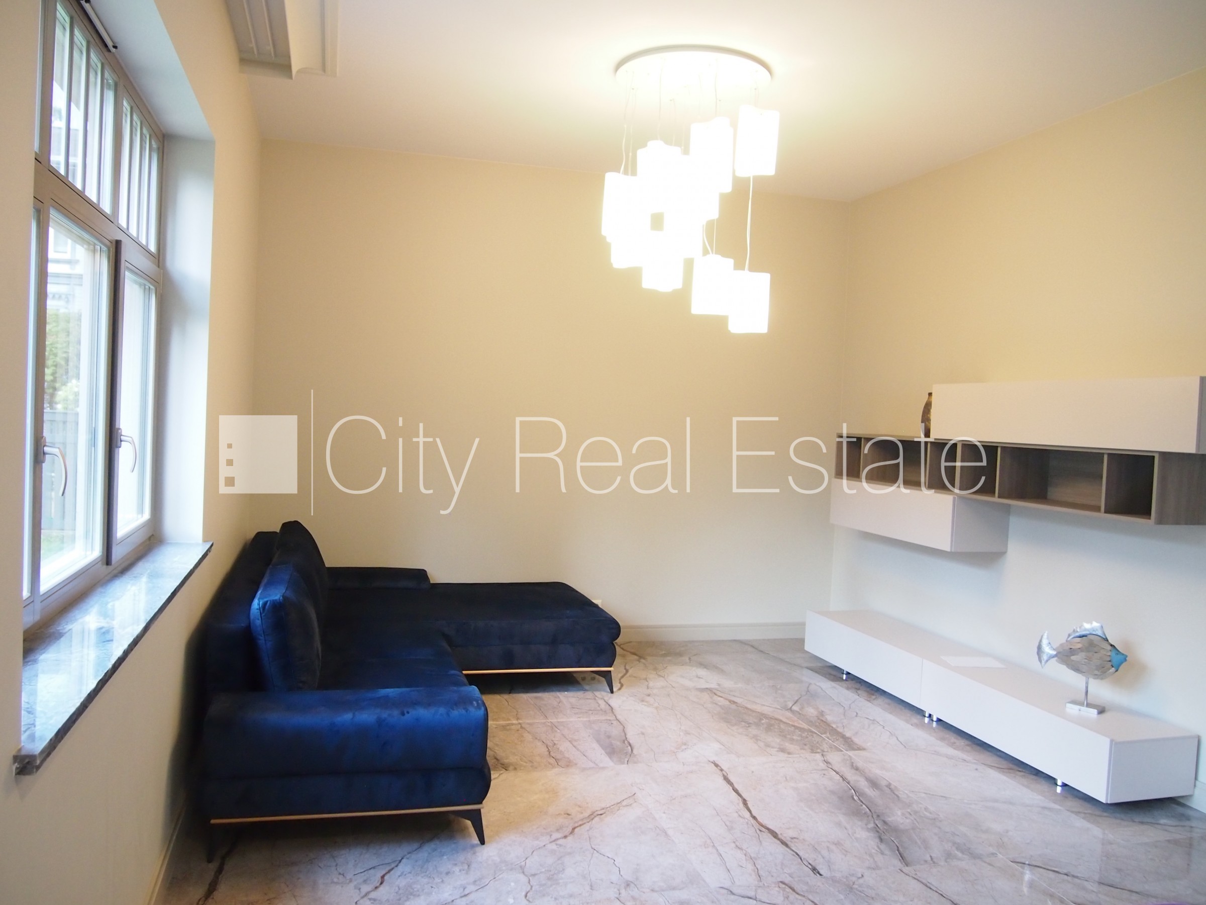 Sludinājumi. Privātmāja, labiekārtots apzaļumots pagalms, garāža vienai automašīnai, terase, guļamistabu skaits Cena: 7950 EUR/mēn Foto #5