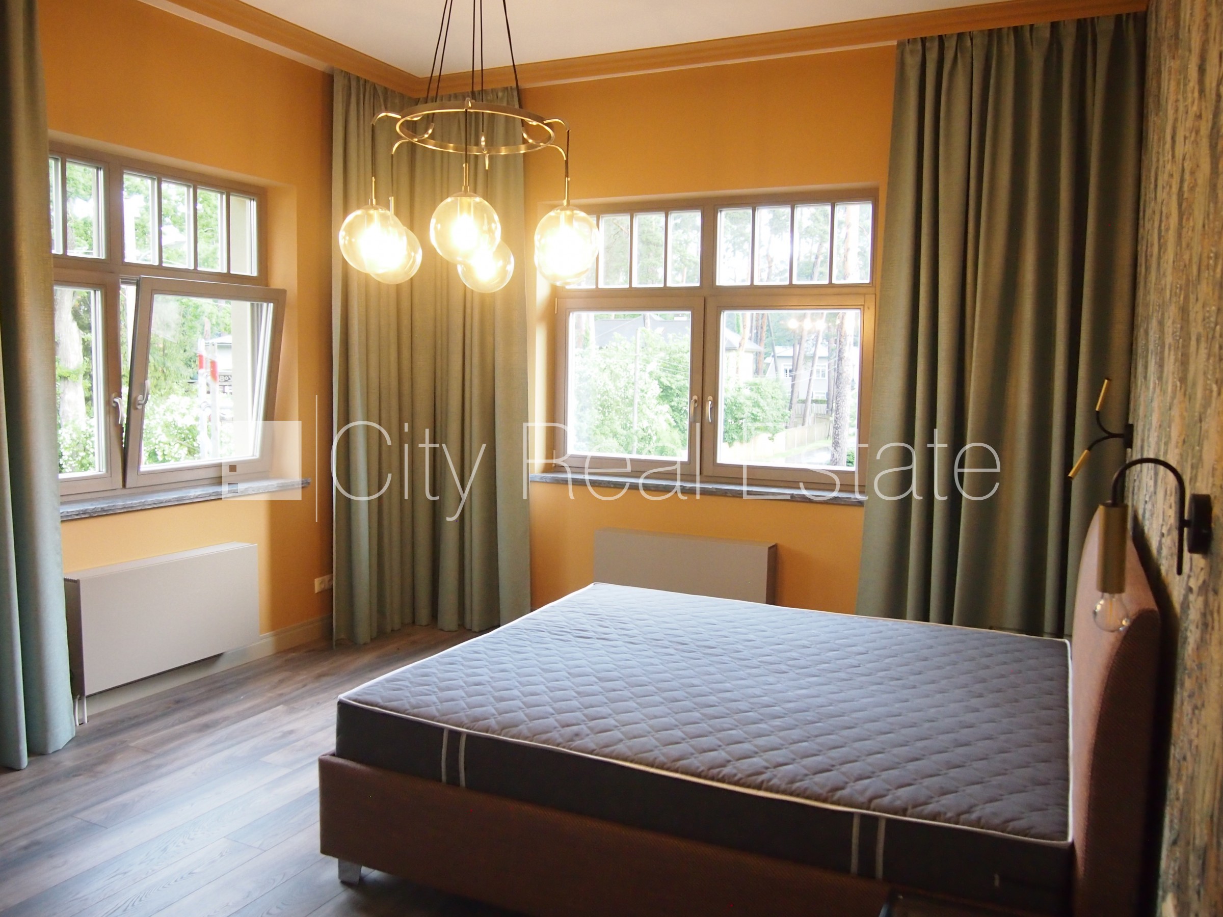 Sludinājumi. Privātmāja, labiekārtots apzaļumots pagalms, garāža vienai automašīnai, terase, guļamistabu skaits Cena: 7950 EUR/mēn Foto #7