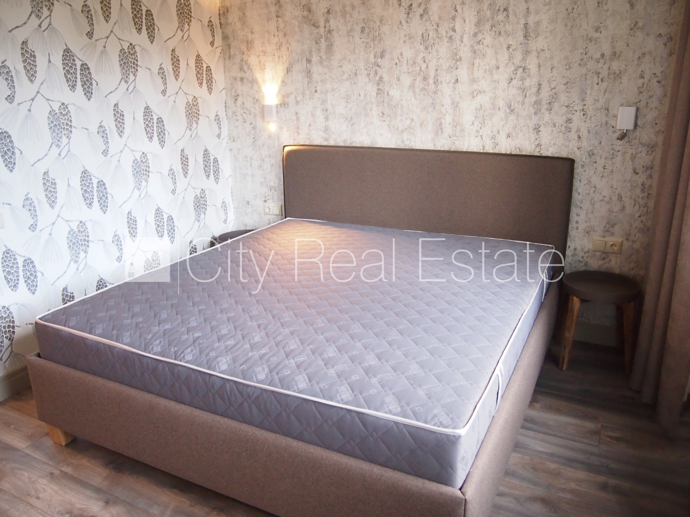 Sludinājumi. Privātmāja, labiekārtots apzaļumots pagalms, garāža vienai automašīnai, terase, guļamistabu skaits Cena: 7950 EUR/mēn Foto #19