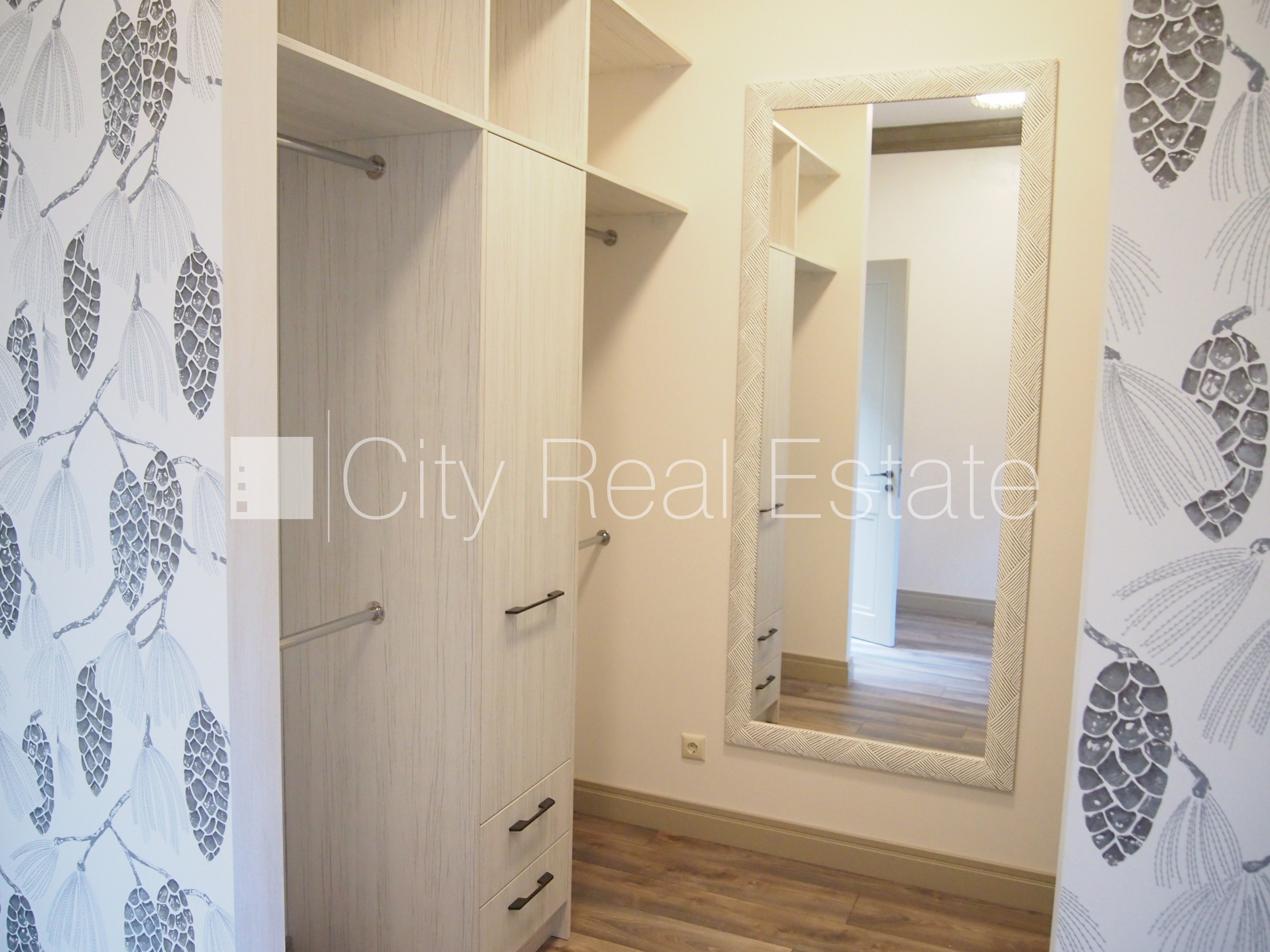 Sludinājumi. Privātmāja, labiekārtots apzaļumots pagalms, garāža vienai automašīnai, terase, guļamistabu skaits Cena: 7950 EUR/mēn Foto #13