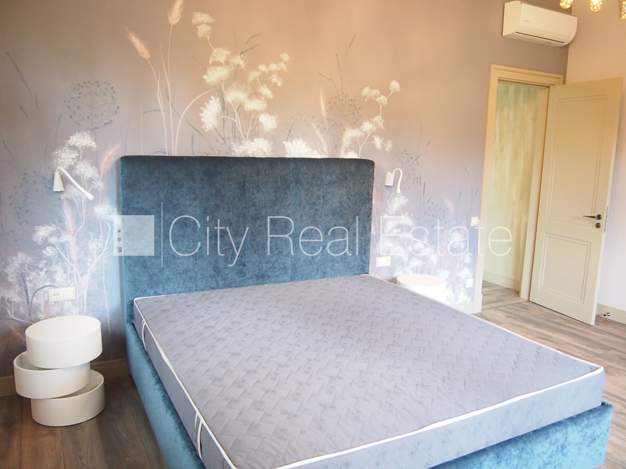 Sludinājumi. Privātmāja, labiekārtots apzaļumots pagalms, garāža vienai automašīnai, terase, guļamistabu skaits Cena: 7950 EUR/mēn Foto #21