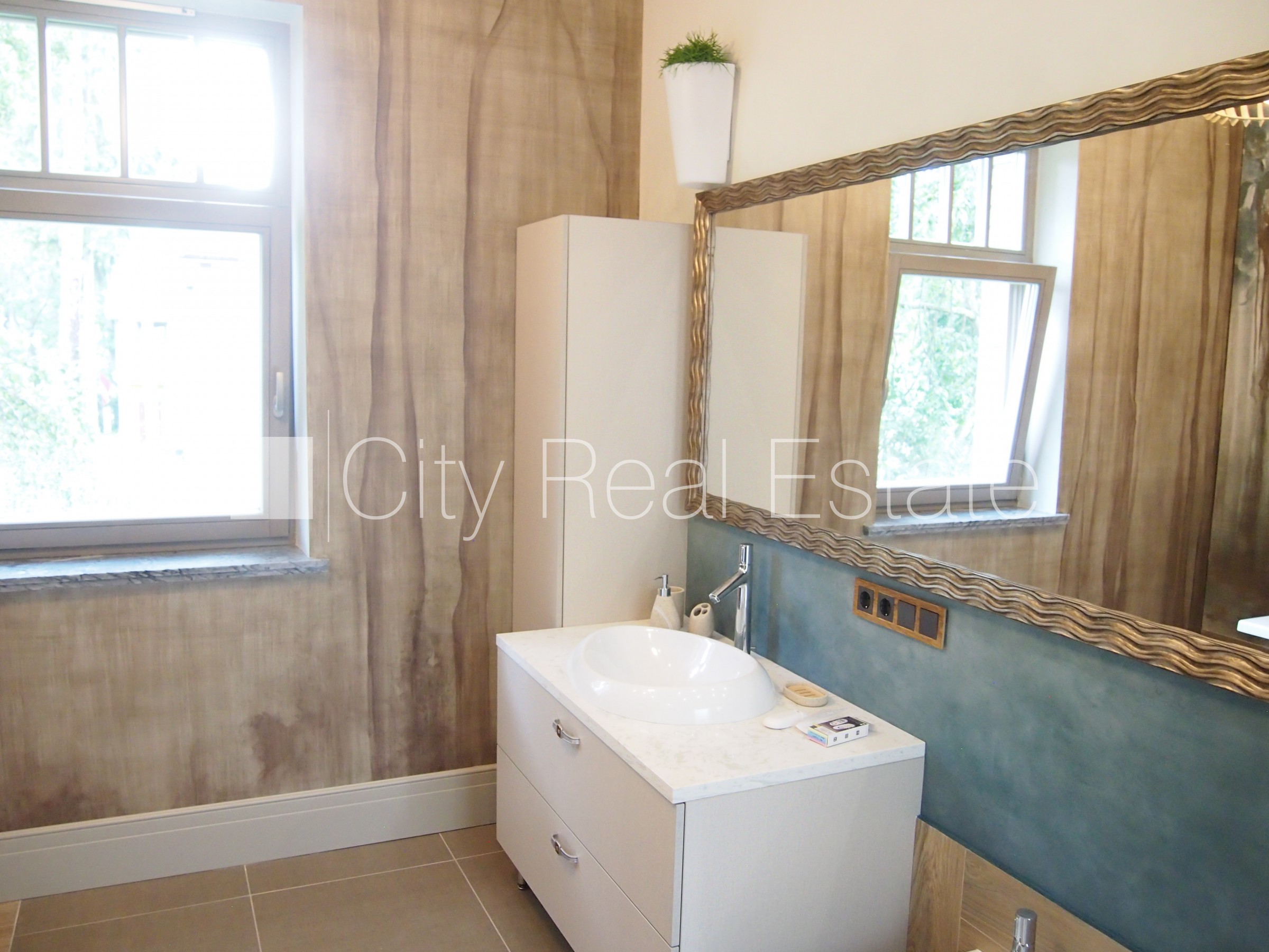 Sludinājumi. Privātmāja, labiekārtots apzaļumots pagalms, garāža vienai automašīnai, terase, guļamistabu skaits Cena: 7950 EUR/mēn Foto #23