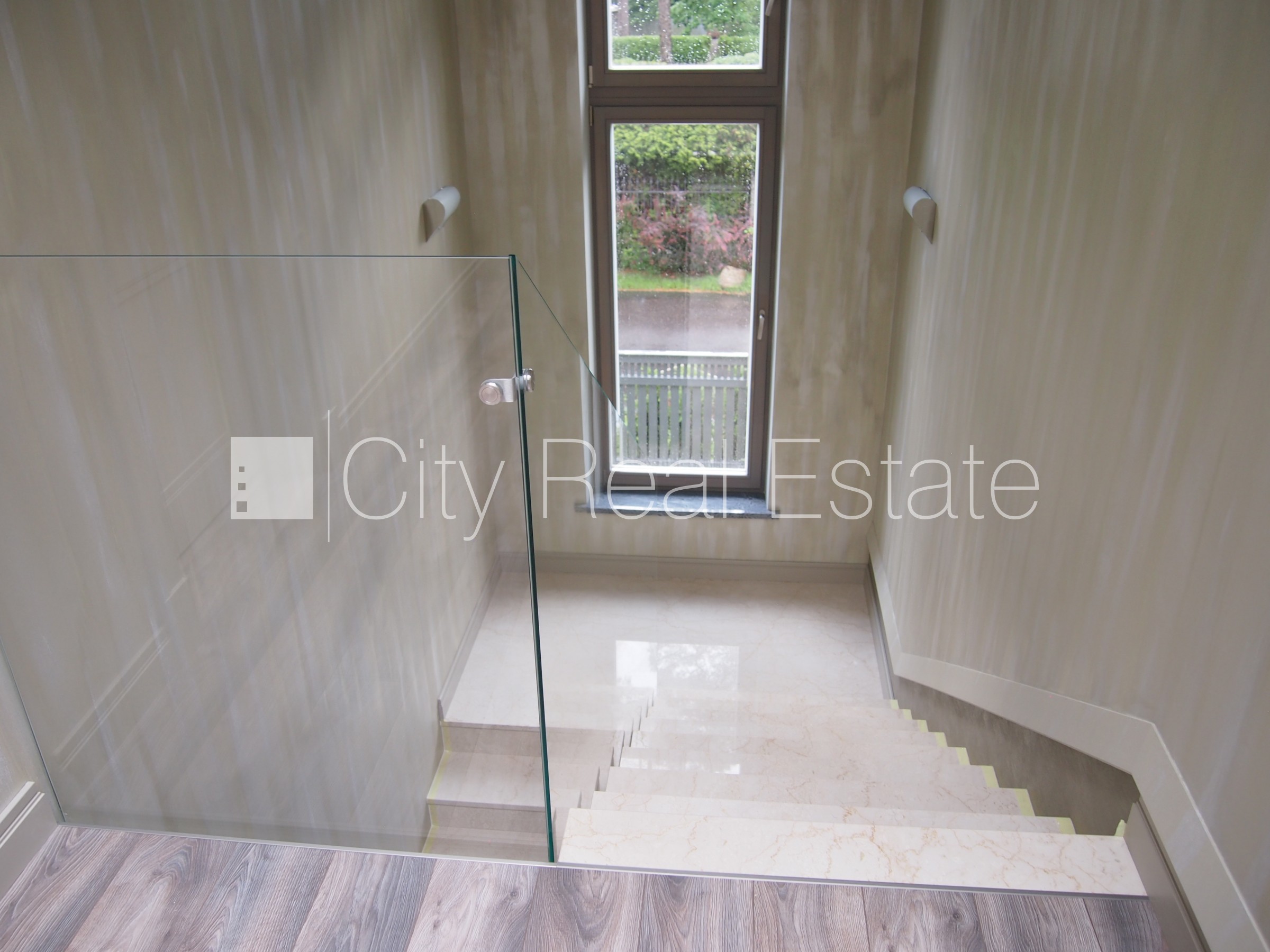 Sludinājumi. Privātmāja, labiekārtots apzaļumots pagalms, garāža vienai automašīnai, terase, guļamistabu skaits Cena: 7950 EUR/mēn Foto #16