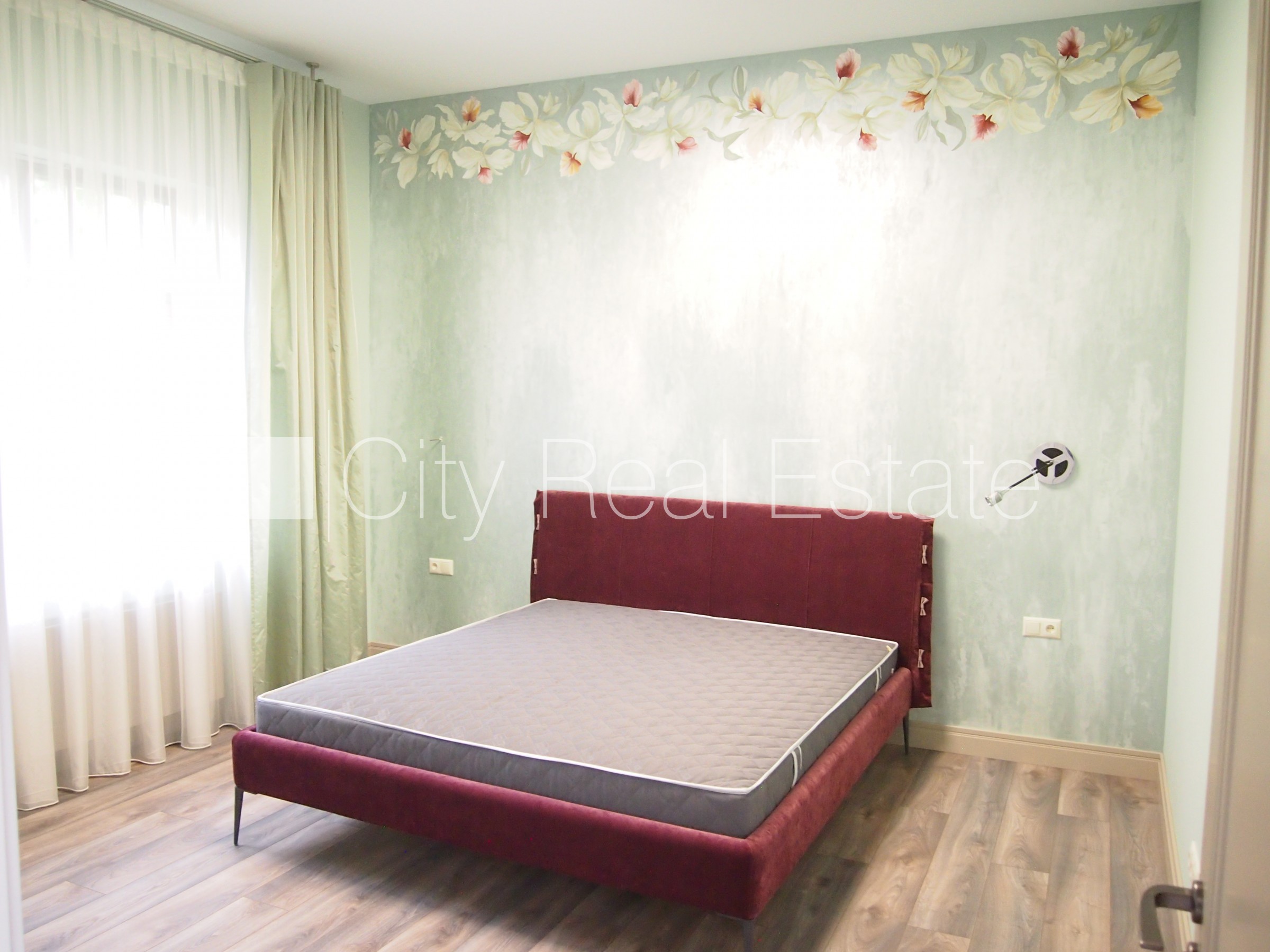 Sludinājumi. Privātmāja, labiekārtots apzaļumots pagalms, garāža vienai automašīnai, terase, guļamistabu skaits Cena: 7950 EUR/mēn Foto #25