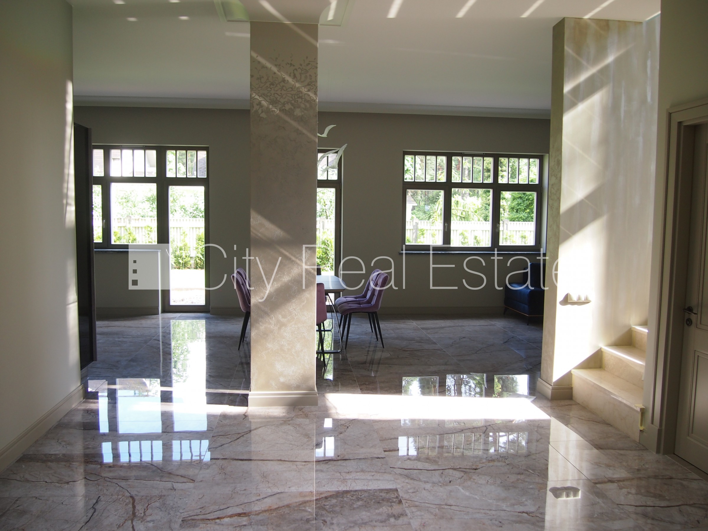 Sludinājumi. Privātmāja, labiekārtots apzaļumots pagalms, garāža vienai automašīnai, terase, guļamistabu skaits Cena: 7950 EUR/mēn Foto #14