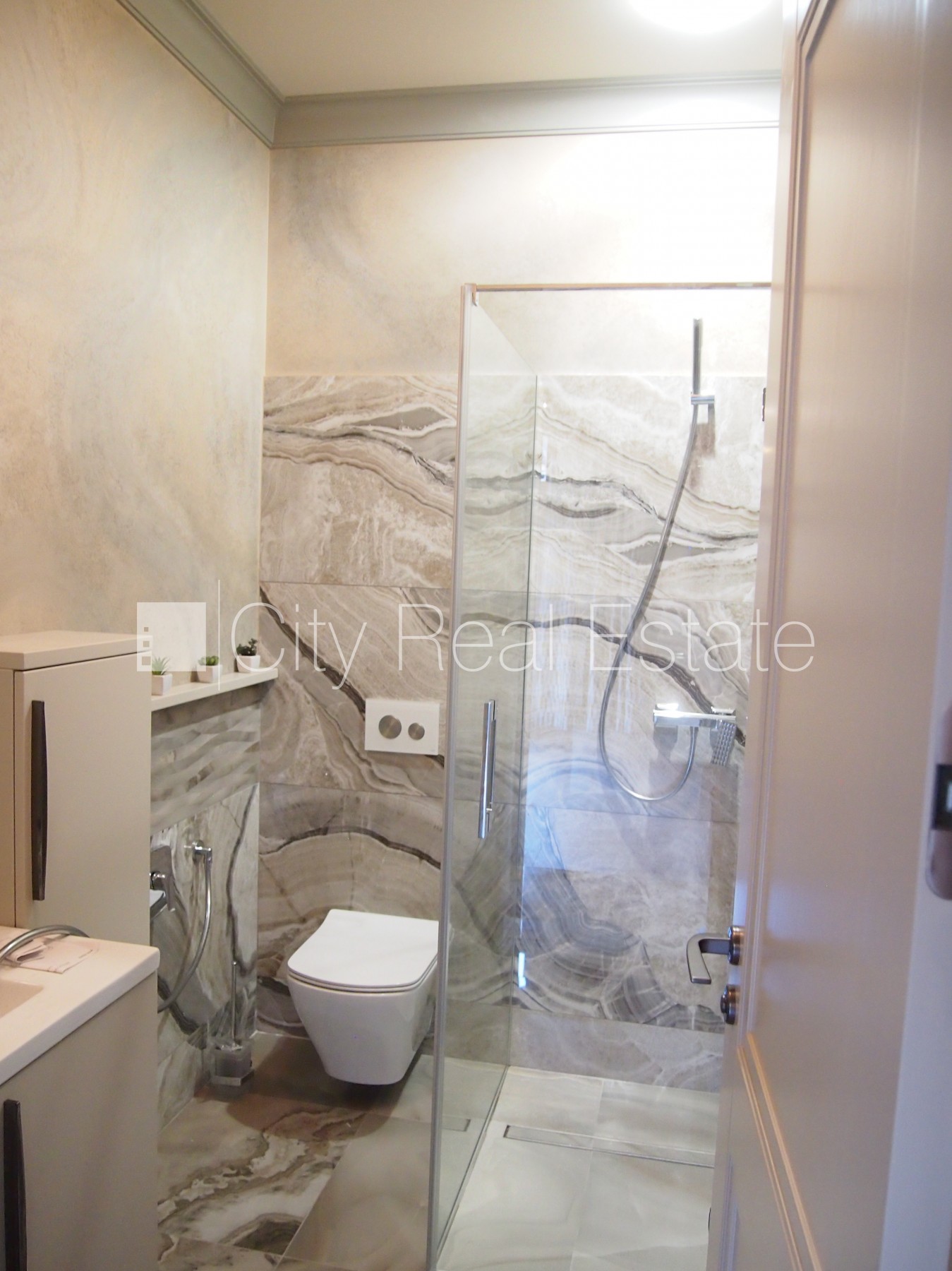 Sludinājumi. Privātmāja, labiekārtots apzaļumots pagalms, garāža vienai automašīnai, terase, guļamistabu skaits Cena: 7950 EUR/mēn Foto #10