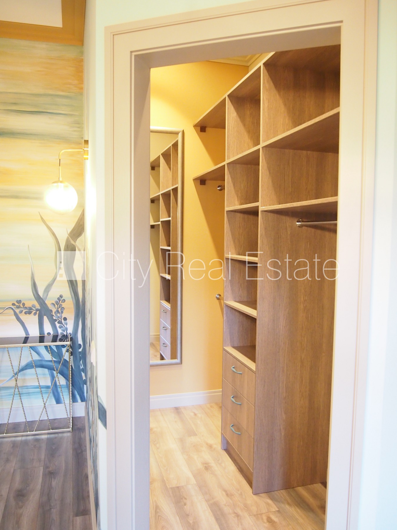 Sludinājumi. Privātmāja, labiekārtots apzaļumots pagalms, garāža vienai automašīnai, terase, guļamistabu skaits Cena: 7950 EUR/mēn Foto #11