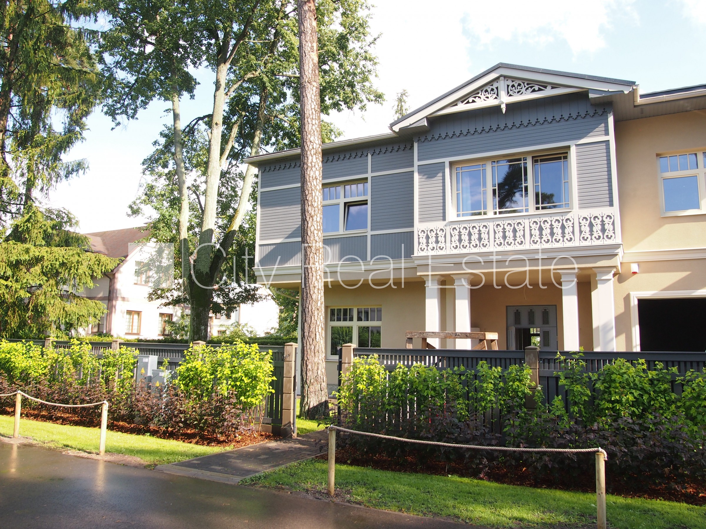 Sludinājumi. Privātmāja, labiekārtots apzaļumots pagalms, garāža vienai automašīnai, terase, guļamistabu skaits Cena: 7950 EUR/mēn Foto #1