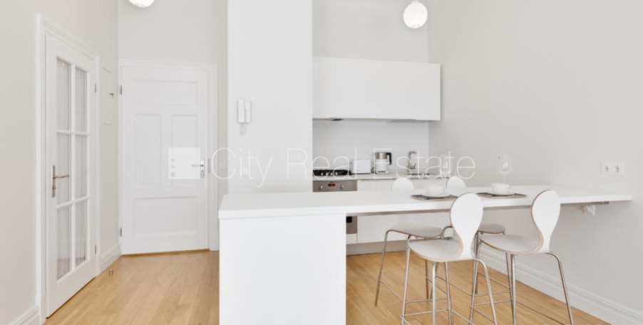 Sludinājumi. Renovēta māja, studio tipa, virtuve apvienota ar istabu, augstie griesti, mainīti radiatori, Cena: 450 EUR/mēn Foto #2