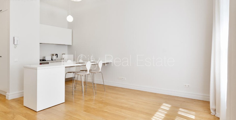 Sludinājumi. Renovēta māja, studio tipa, virtuve apvienota ar istabu, augstie griesti, mainīti radiatori, Cena: 450 EUR/mēn Foto #4