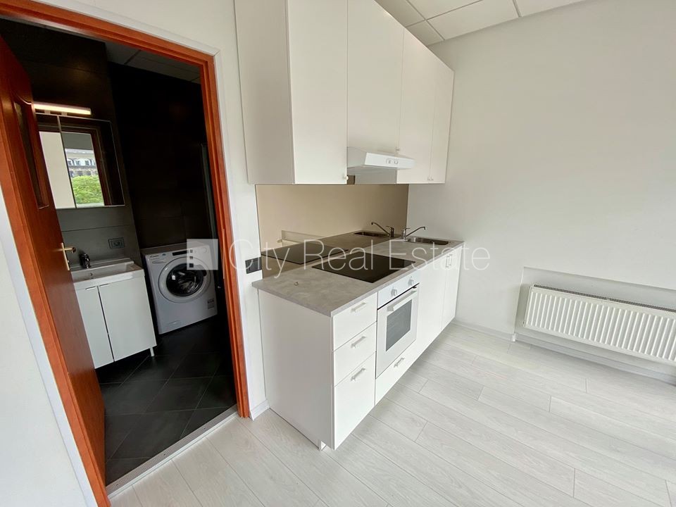 Объявление. Фасадный дом, реновированный дом, закрытый двор, вход с улицы, лифт, лестничная клетка после Цена: 330 EUR/мес. Foto #4