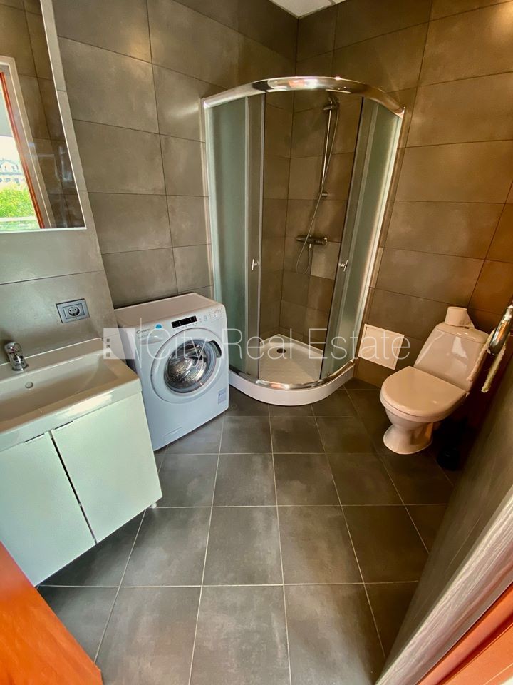 Объявление. Фасадный дом, реновированный дом, закрытый двор, вход с улицы, лифт, лестничная клетка после Цена: 330 EUR/мес. Foto #6