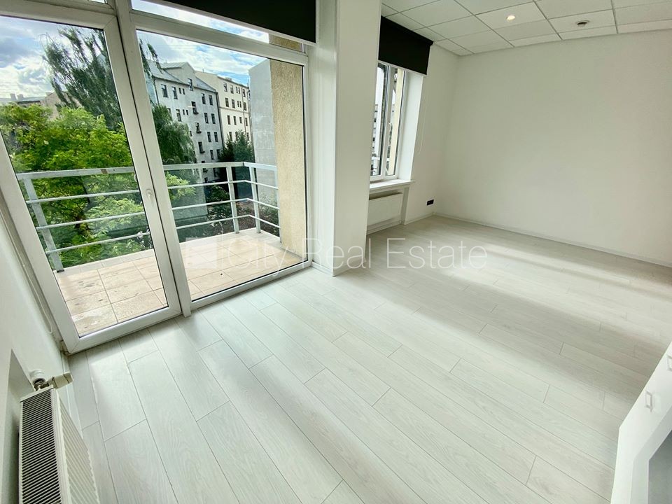 Объявление. Фасадный дом, реновированный дом, закрытый двор, вход с улицы, лифт, лестничная клетка после Цена: 330 EUR/мес. Foto #2