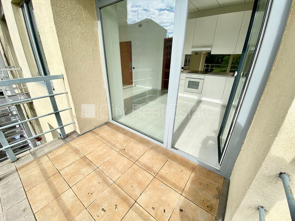 Объявление. Фасадный дом, реновированный дом, закрытый двор, вход с улицы, лифт, лестничная клетка после Цена: 330 EUR/мес. Foto #3