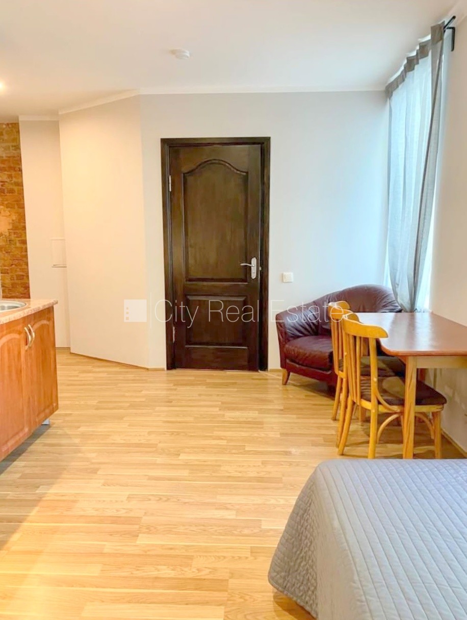 Sludinājumi. Fasādes māja, renovēta māja, slēgts pagalms, ieeja no ielas, kāpņu telpa pēc kosmētiskā remonta, Cena: 280 EUR/mēn Foto #6