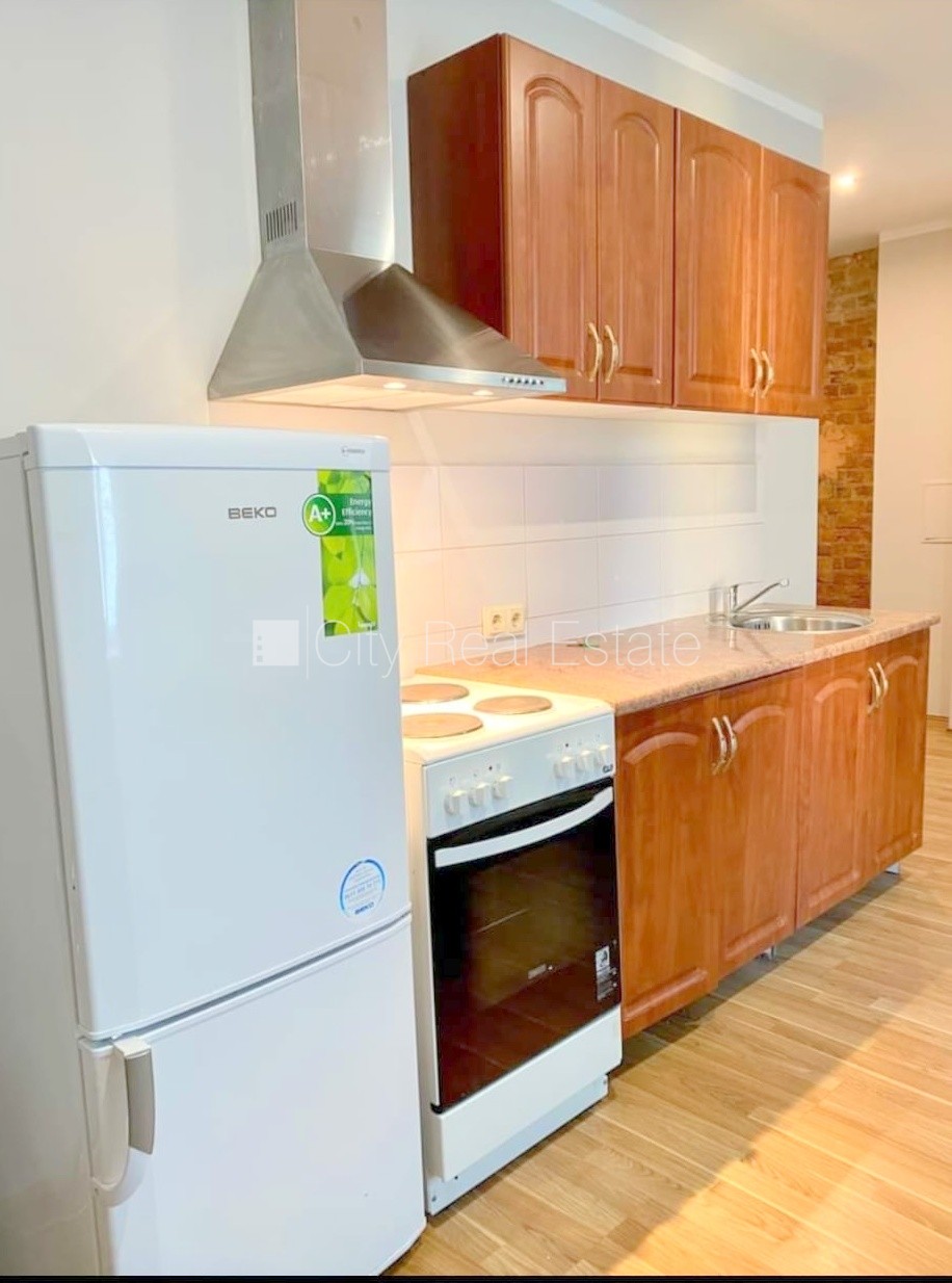 Sludinājumi. Fasādes māja, renovēta māja, slēgts pagalms, ieeja no ielas, kāpņu telpa pēc kosmētiskā remonta, Cena: 280 EUR/mēn Foto #2