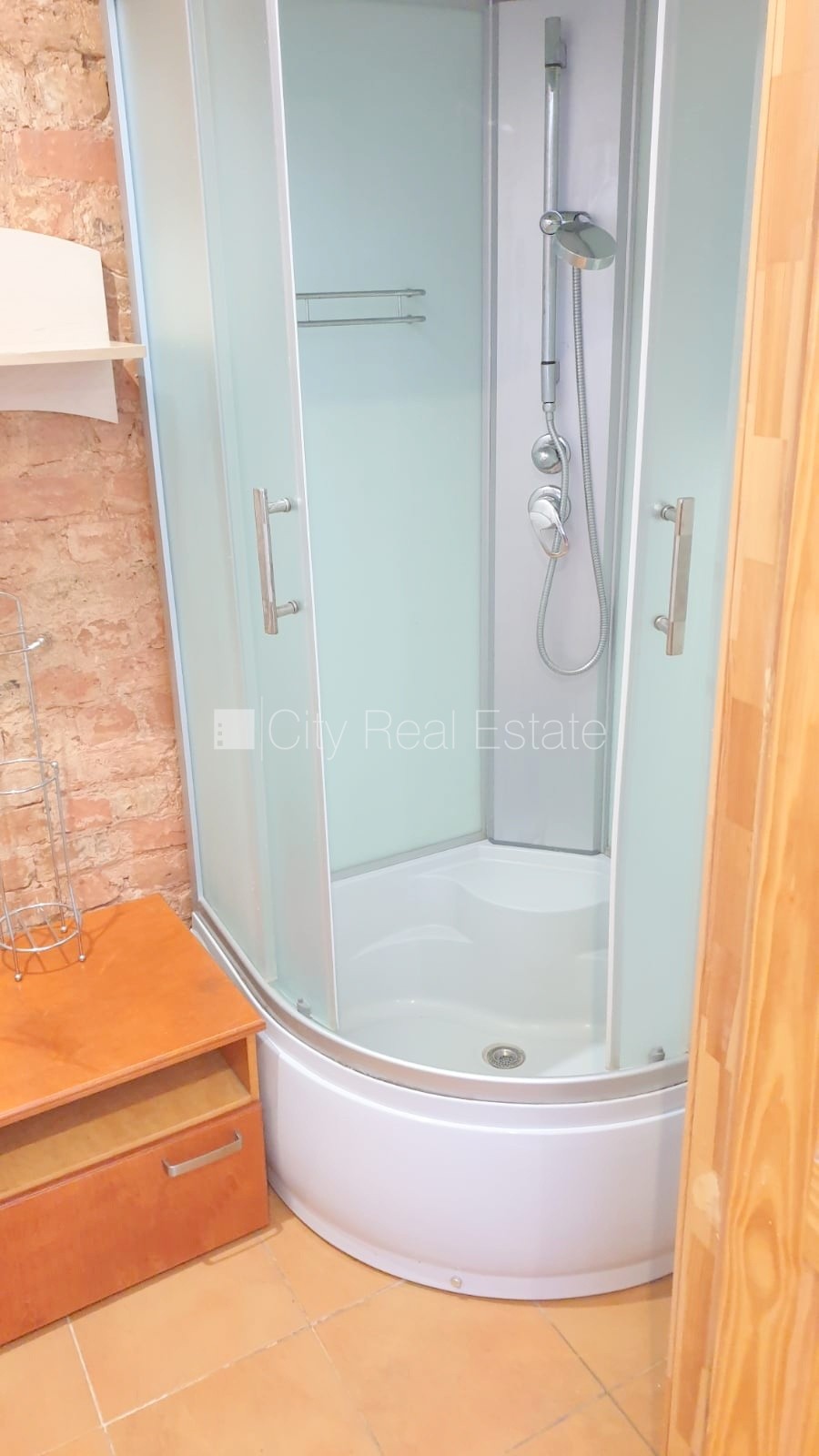 Sludinājumi. Fasādes māja, renovēta māja, slēgts pagalms, ieeja no ielas, kāpņu telpa pēc kosmētiskā remonta, Cena: 280 EUR/mēn Foto #8