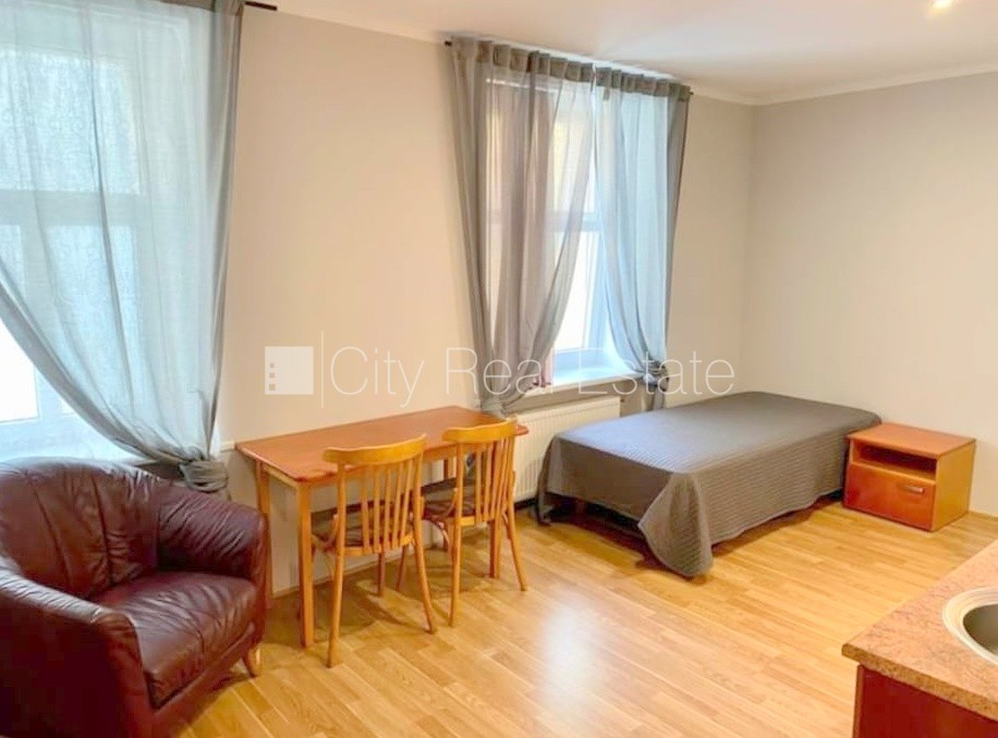 Sludinājumi. Fasādes māja, renovēta māja, slēgts pagalms, ieeja no ielas, kāpņu telpa pēc kosmētiskā remonta, Cena: 280 EUR/mēn Foto #1