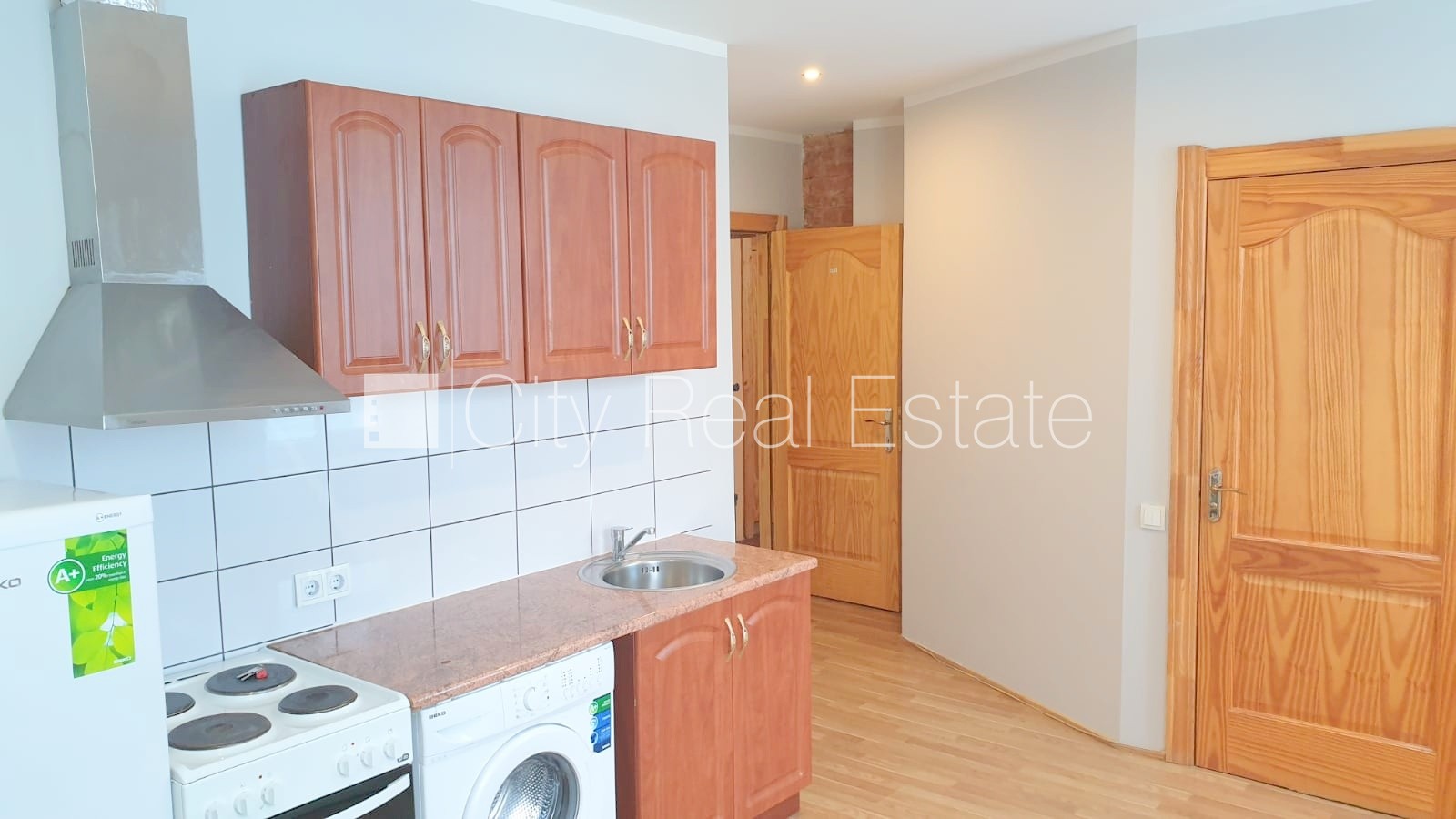 Sludinājumi. Fasādes māja, renovēta māja, slēgts pagalms, ieeja no ielas, kāpņu telpa pēc kosmētiskā remonta, Cena: 280 EUR/mēn Foto #3