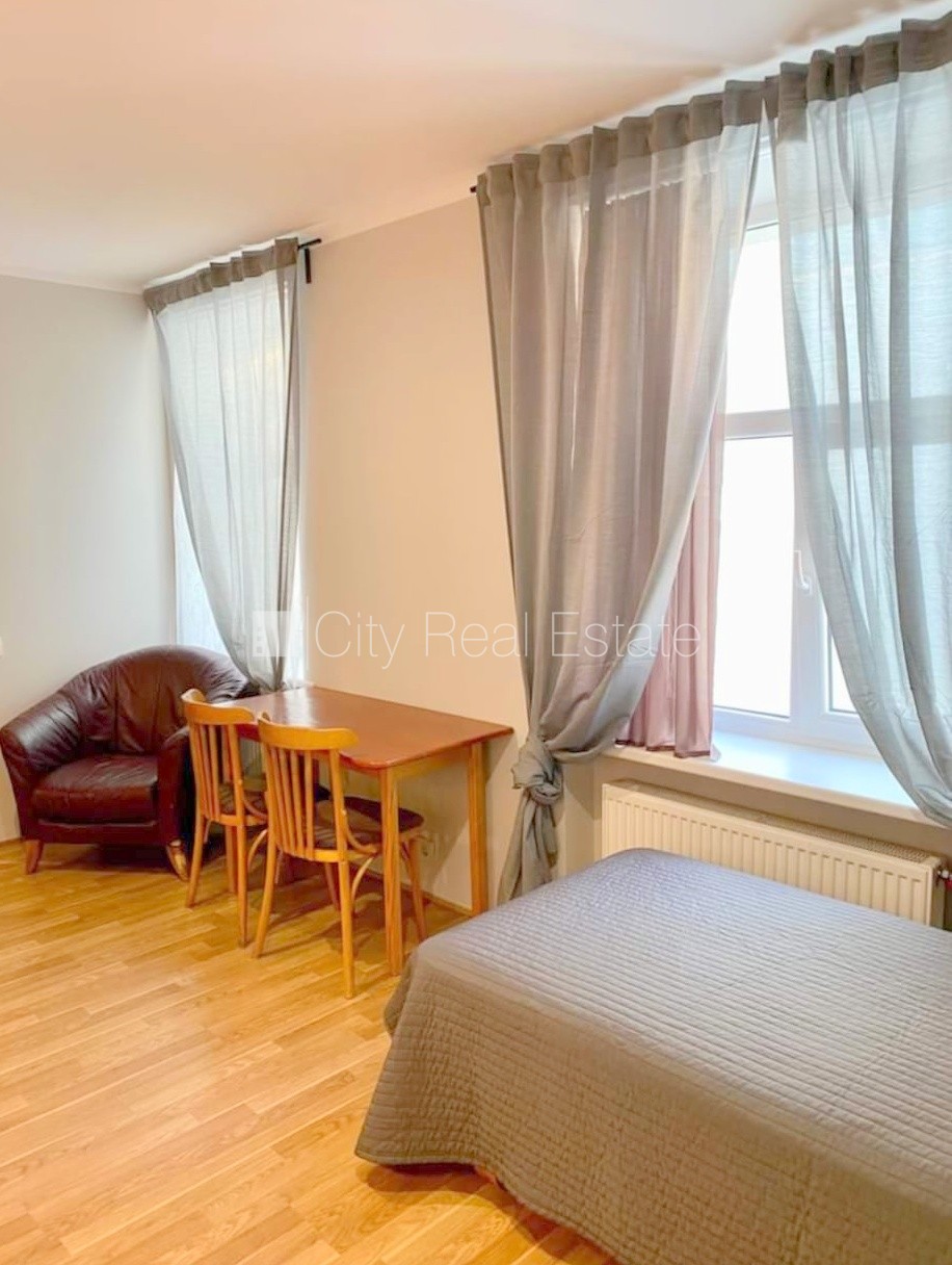 Sludinājumi. Fasādes māja, renovēta māja, slēgts pagalms, ieeja no ielas, kāpņu telpa pēc kosmētiskā remonta, Cena: 280 EUR/mēn Foto #4