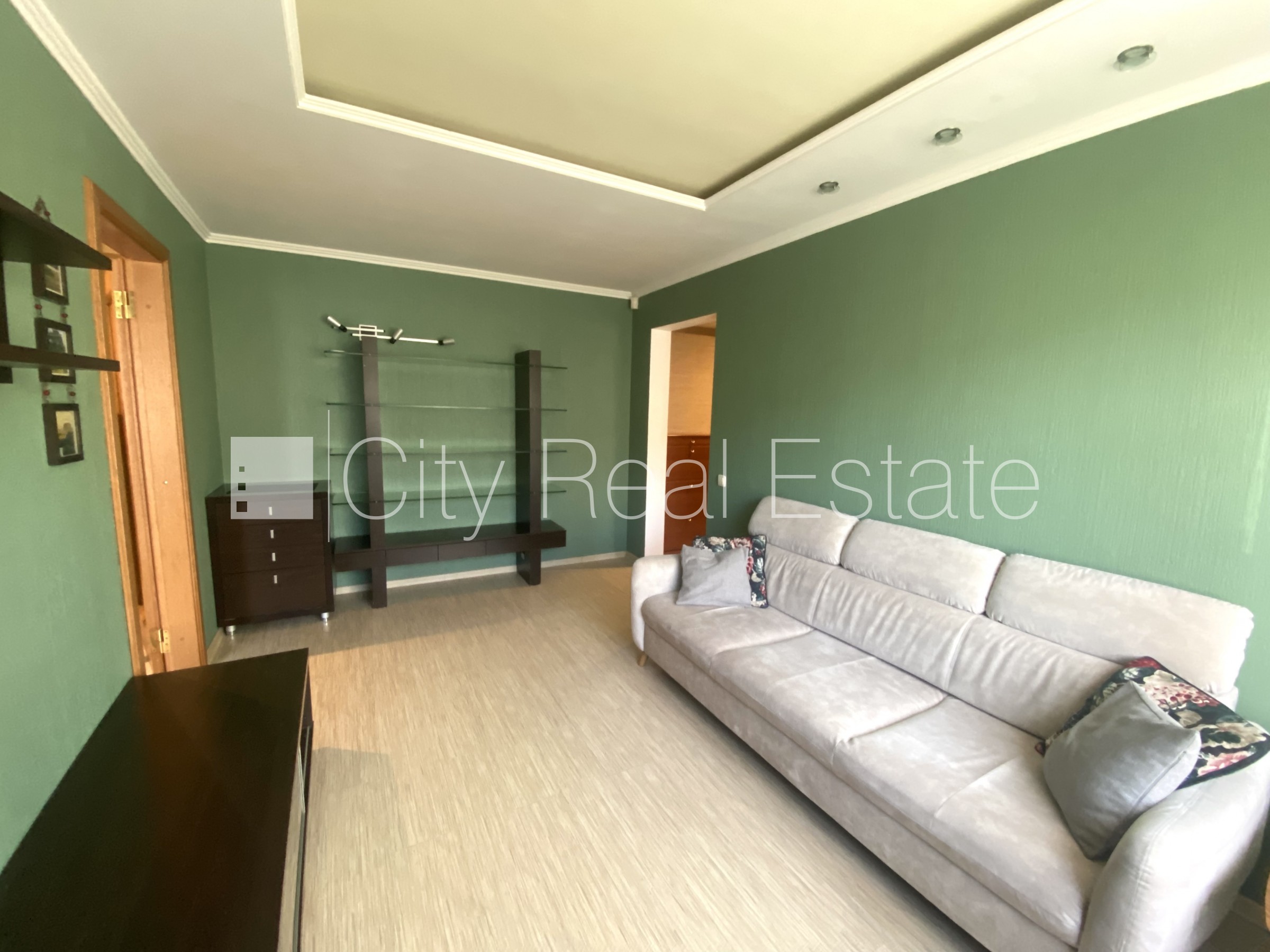 Sludinājumi. Labiekārtots apzaļumots pagalms, vieta automašīnai, iestiklota lodžija, guļamistabu skaits 2 gab., Cena: 420 EUR/mēn Foto #4