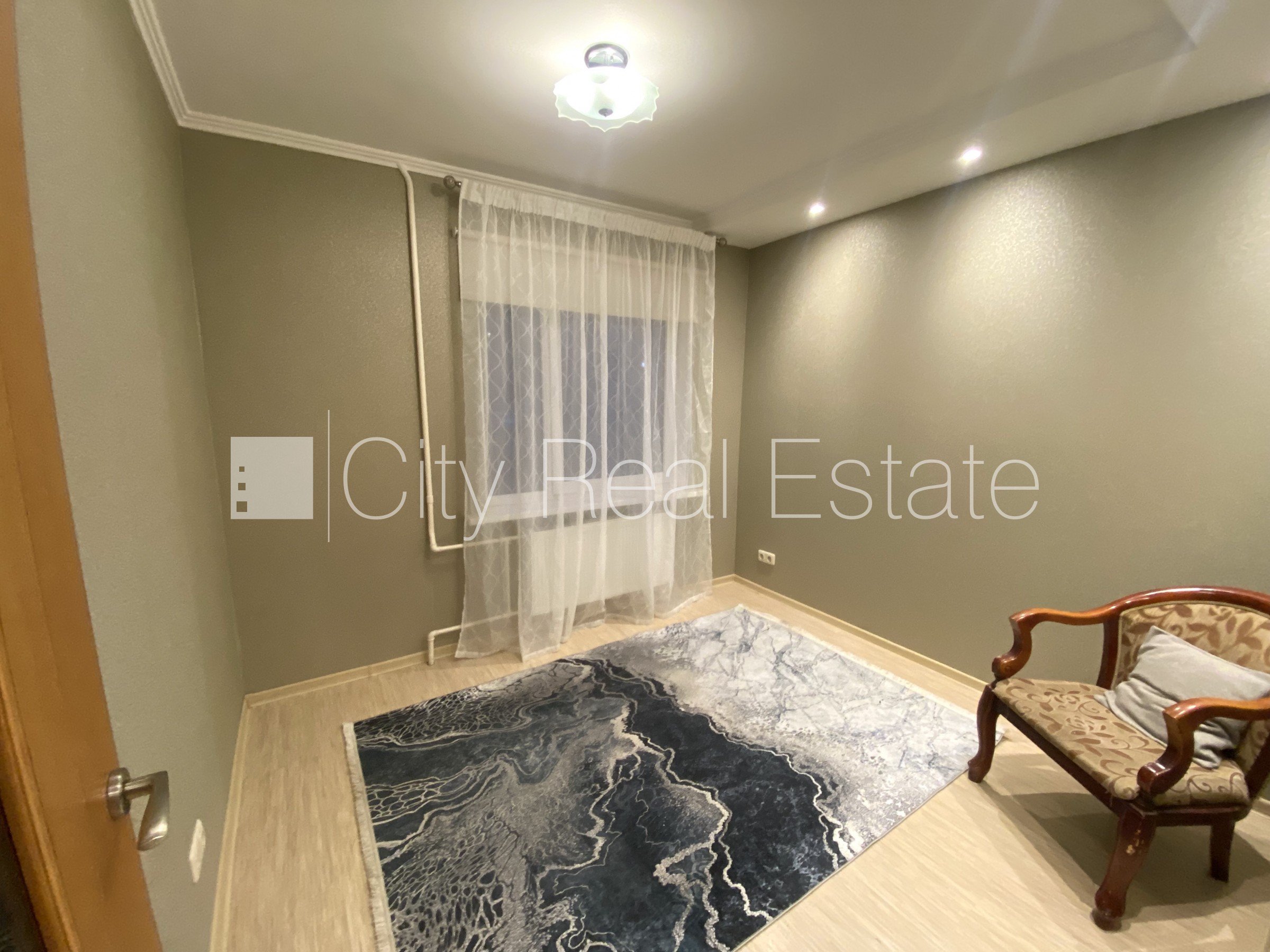 Sludinājumi. Labiekārtots apzaļumots pagalms, vieta automašīnai, iestiklota lodžija, guļamistabu skaits 2 gab., Cena: 420 EUR/mēn Foto #6