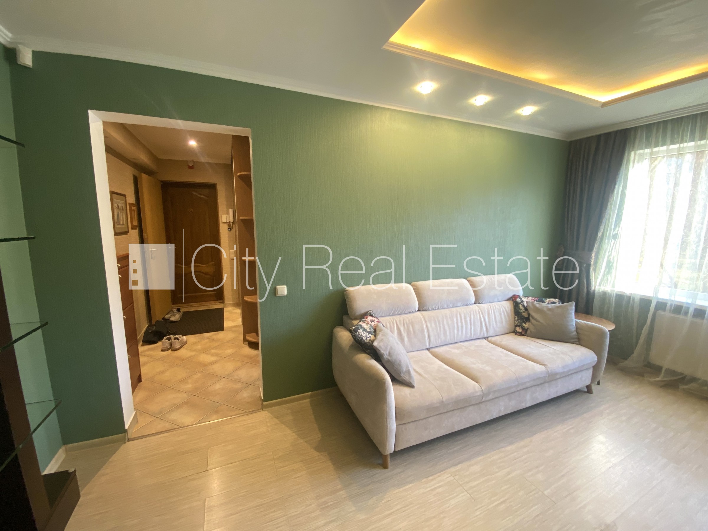 Sludinājumi. Labiekārtots apzaļumots pagalms, vieta automašīnai, iestiklota lodžija, guļamistabu skaits 2 gab., Cena: 420 EUR/mēn Foto #1