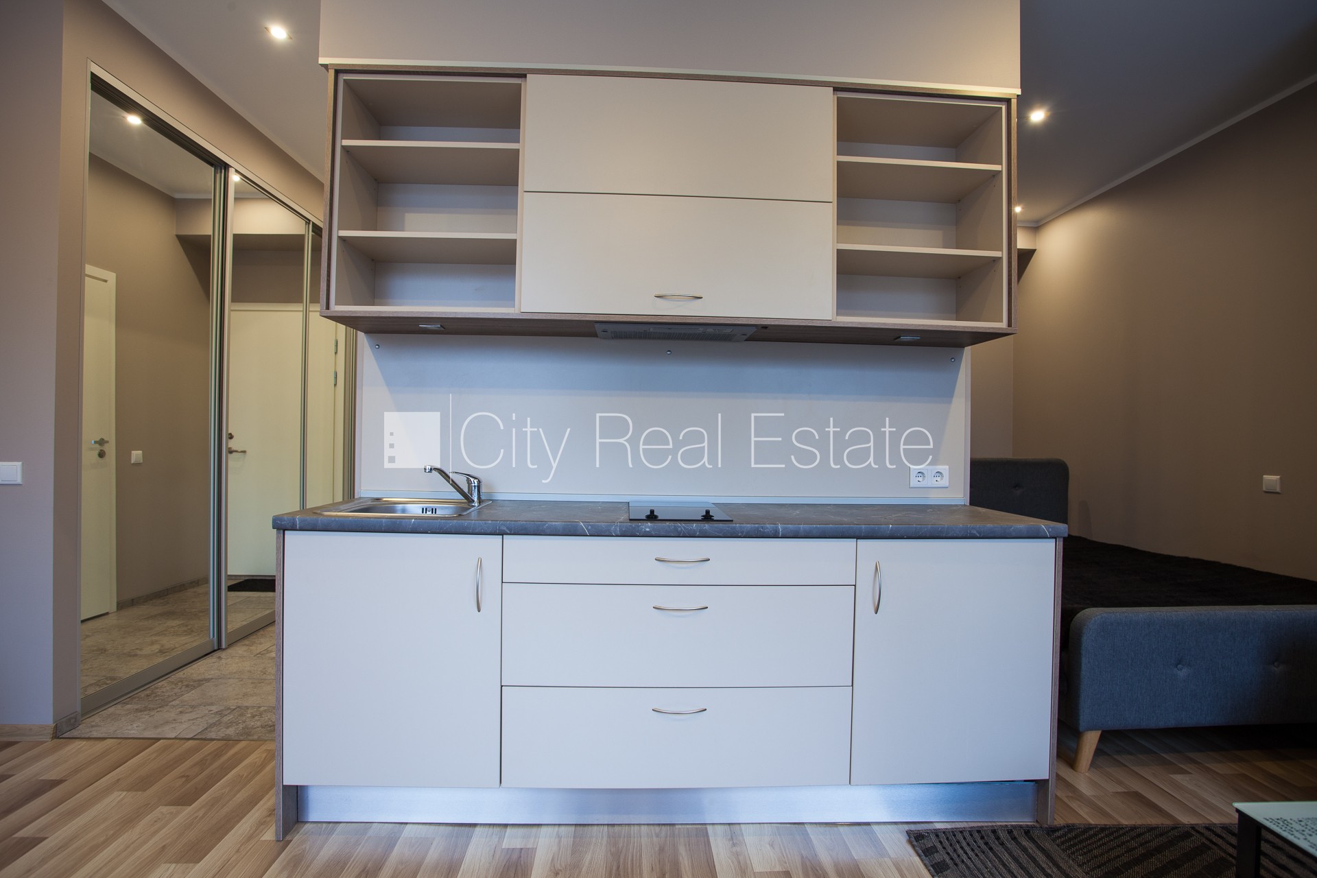 Sludinājumi. Renovēta māja, labiekārtota apzaļumota teritorija, ieeja no pagalma, kāpņu telpa pēc kapitālā Cena: 560 EUR/mēn Foto #6