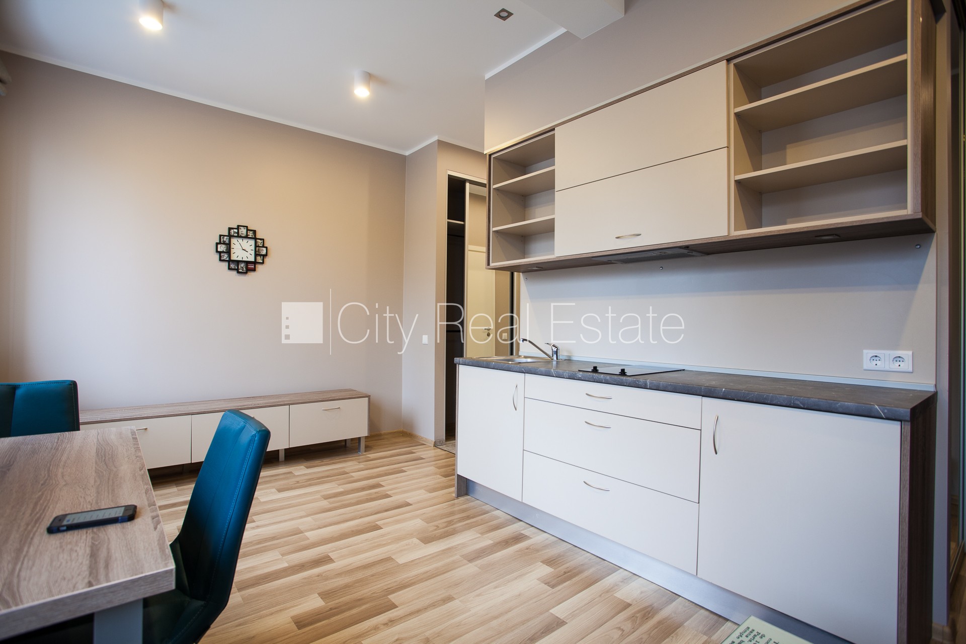 Sludinājumi. Renovēta māja, labiekārtota apzaļumota teritorija, ieeja no pagalma, kāpņu telpa pēc kapitālā Cena: 560 EUR/mēn Foto #5