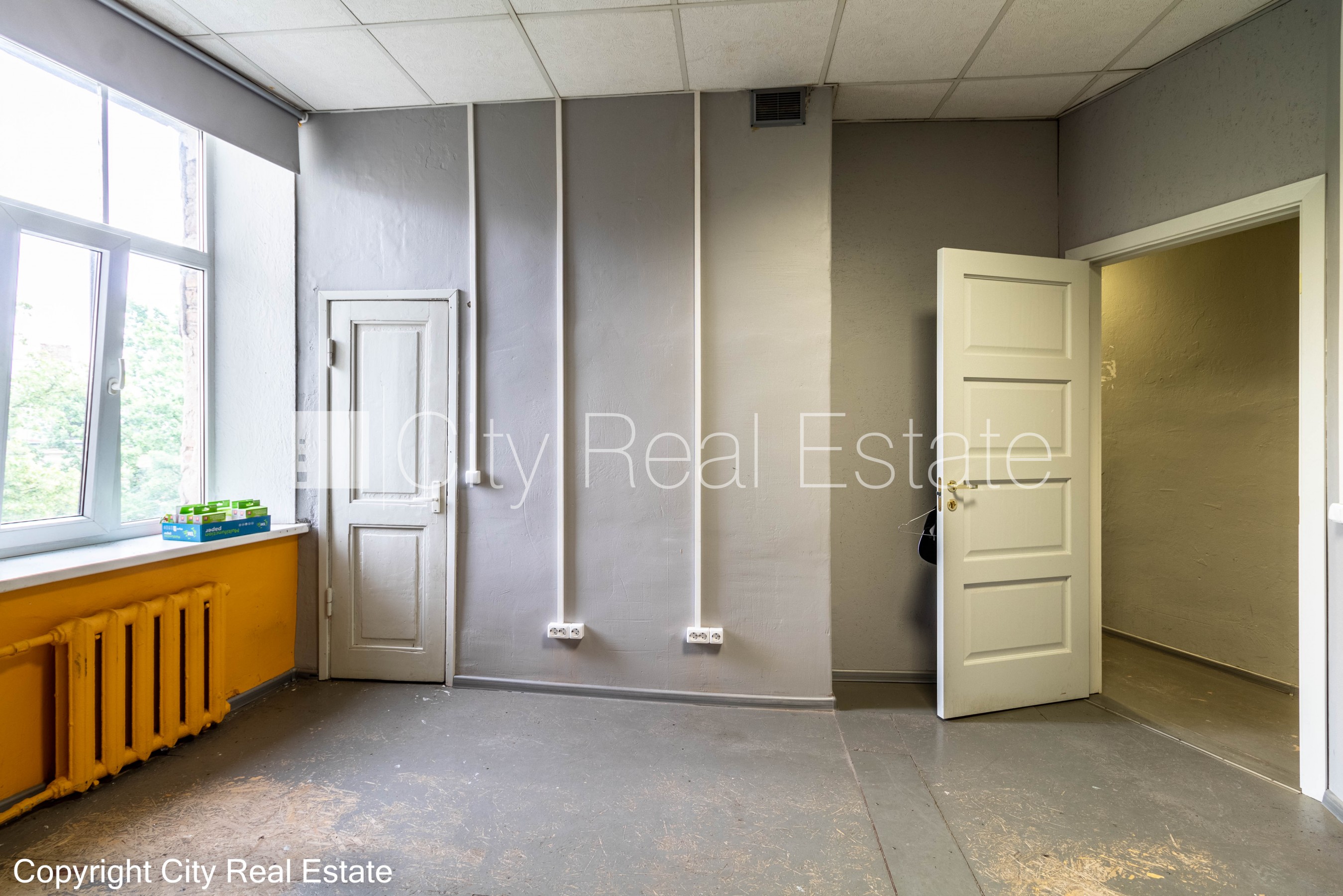 Объявление. Фасадный дом, закрытый двор, места для нескольких машин, вход с улицы, лестничная клетка после Цена: 580 EUR/мес. Foto #3