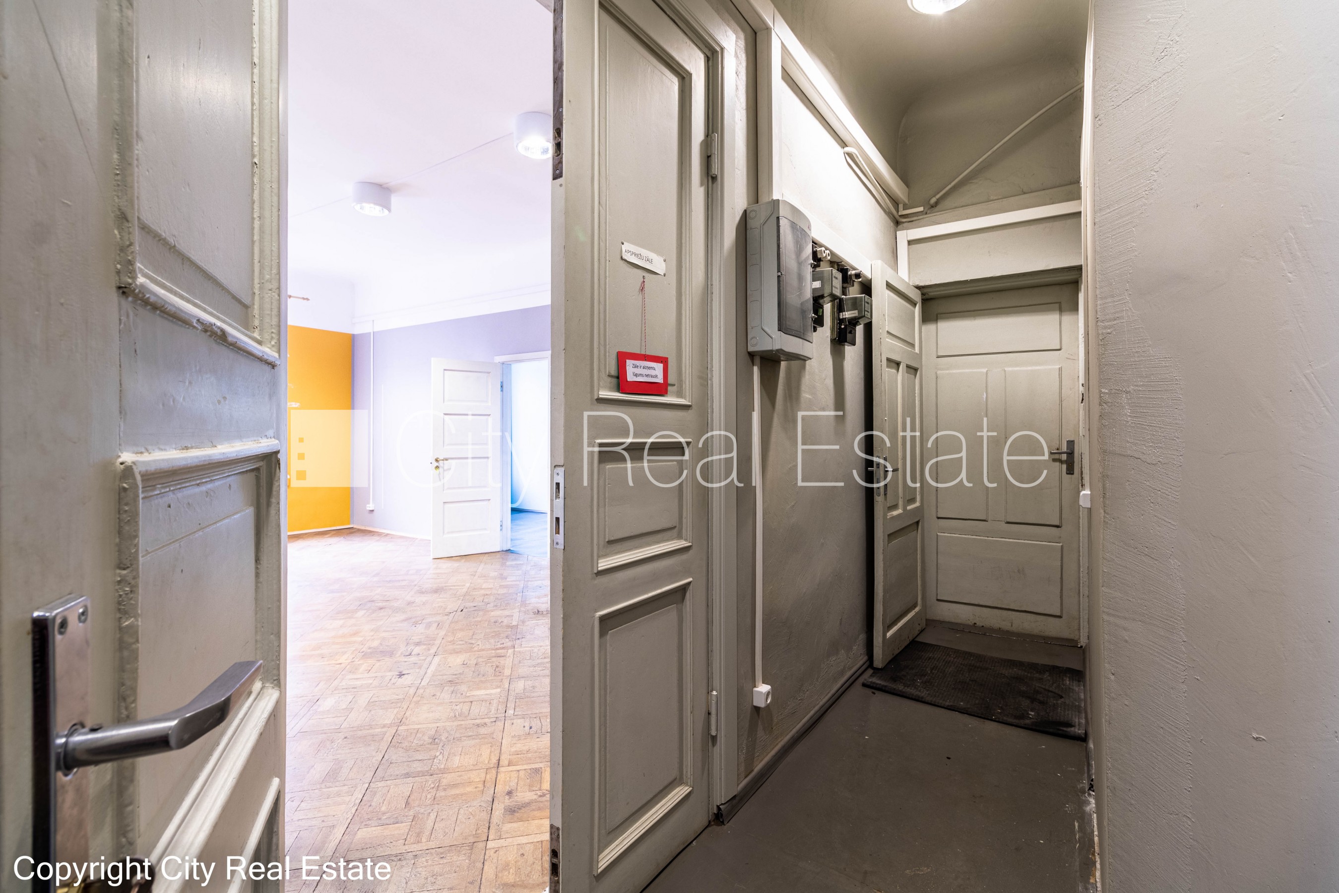 Объявление. Фасадный дом, закрытый двор, места для нескольких машин, вход с улицы, лестничная клетка после Цена: 580 EUR/мес. Foto #19