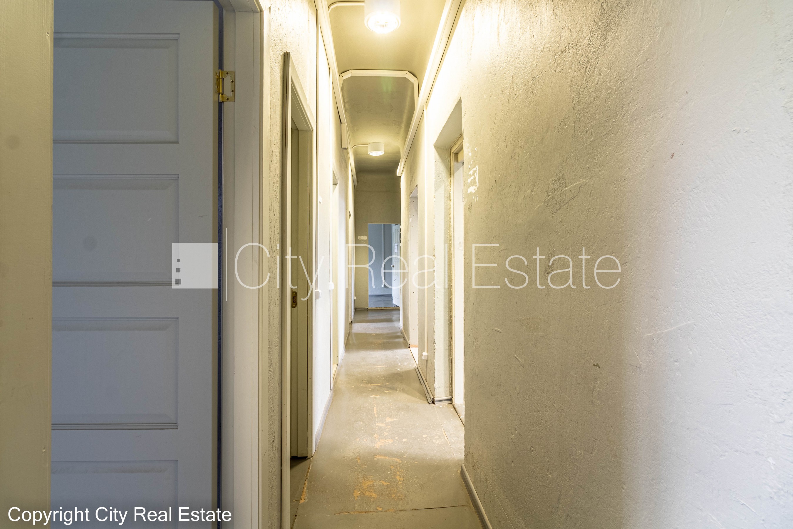 Объявление. Фасадный дом, закрытый двор, места для нескольких машин, вход с улицы, лестничная клетка после Цена: 580 EUR/мес. Foto #4